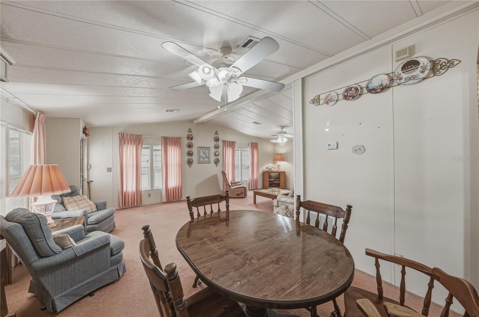 Listing photo id 15 for 5556 Riviera Drive