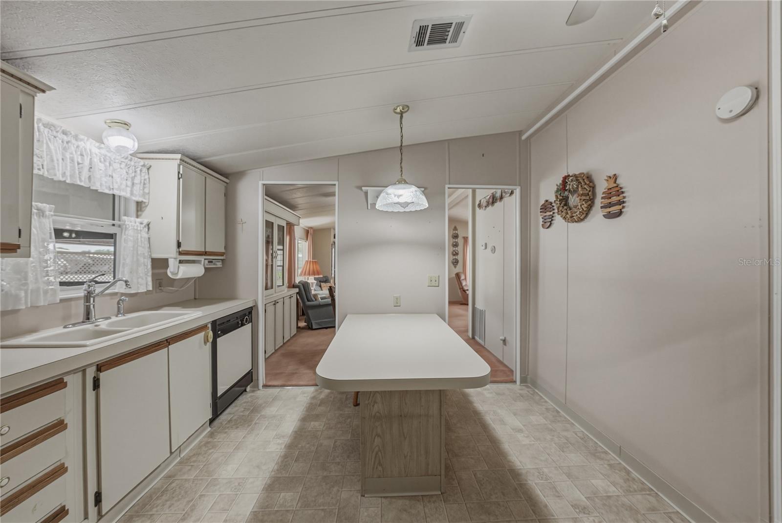 Listing photo id 16 for 5556 Riviera Drive