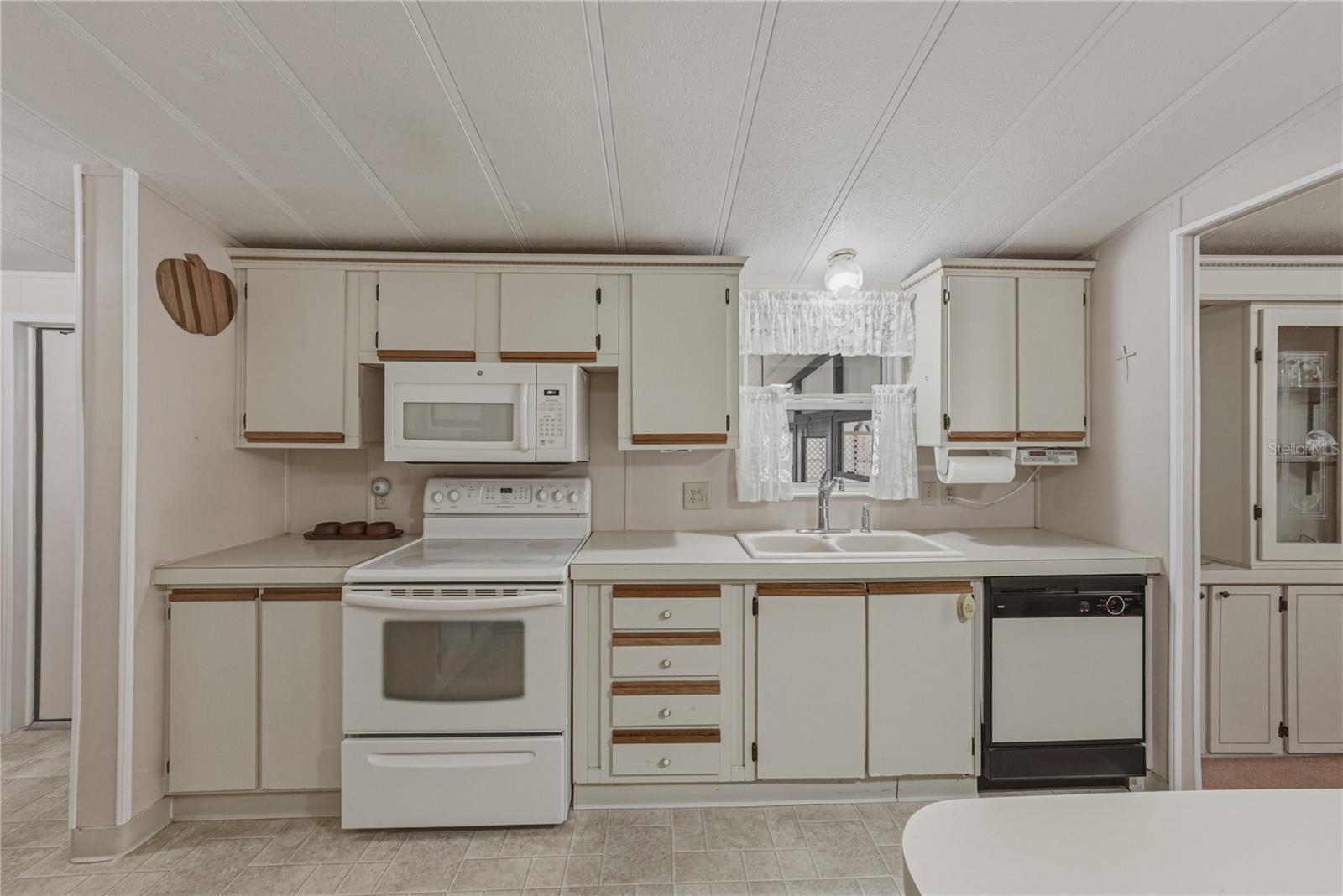 Listing photo id 18 for 5556 Riviera Drive