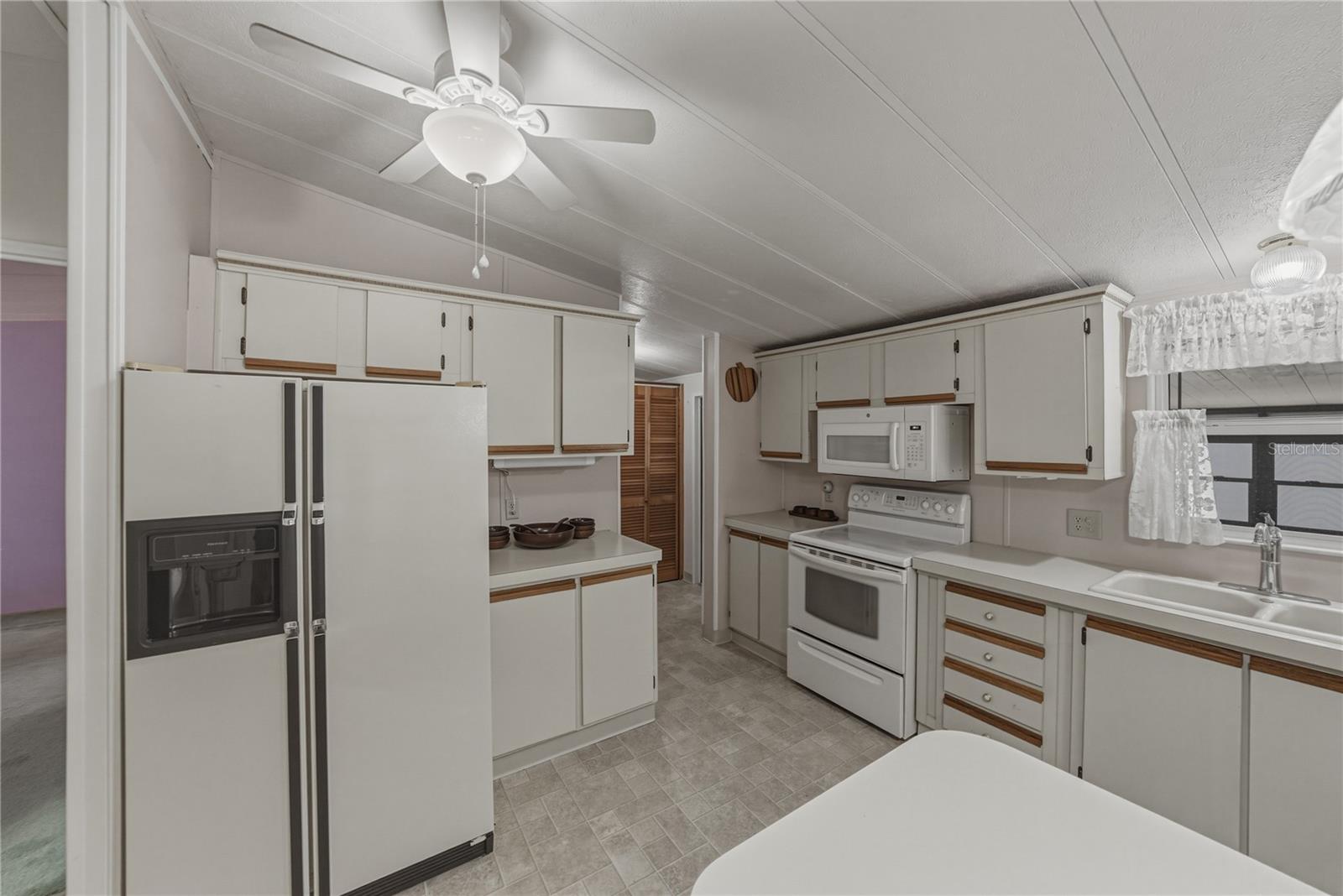 Listing photo id 19 for 5556 Riviera Drive