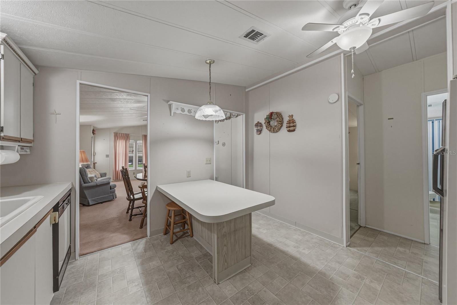 Listing photo id 20 for 5556 Riviera Drive