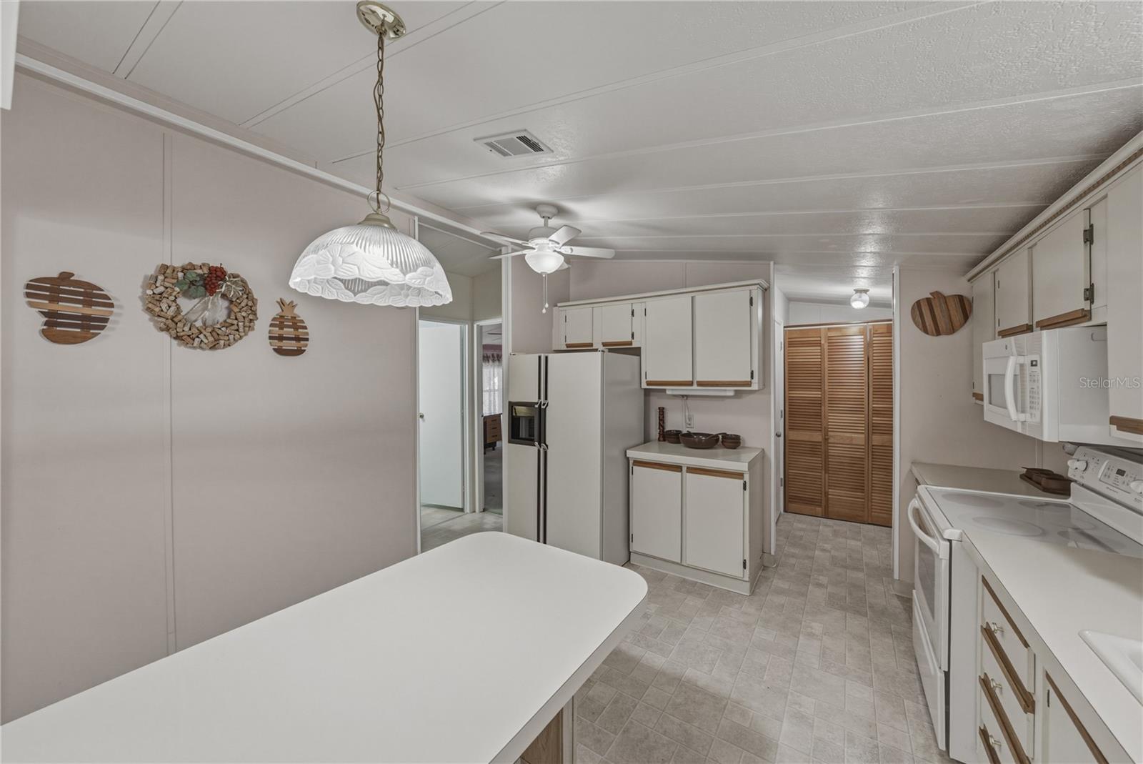 Listing photo id 21 for 5556 Riviera Drive