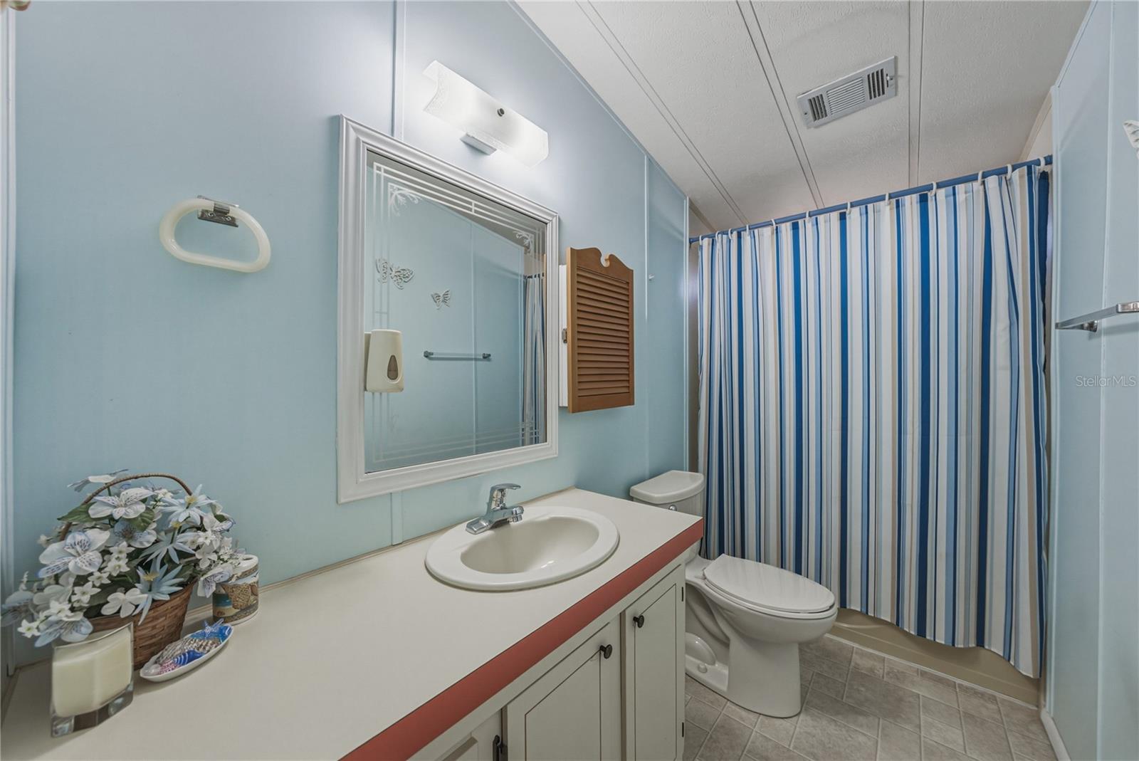 Listing photo id 30 for 5556 Riviera Drive