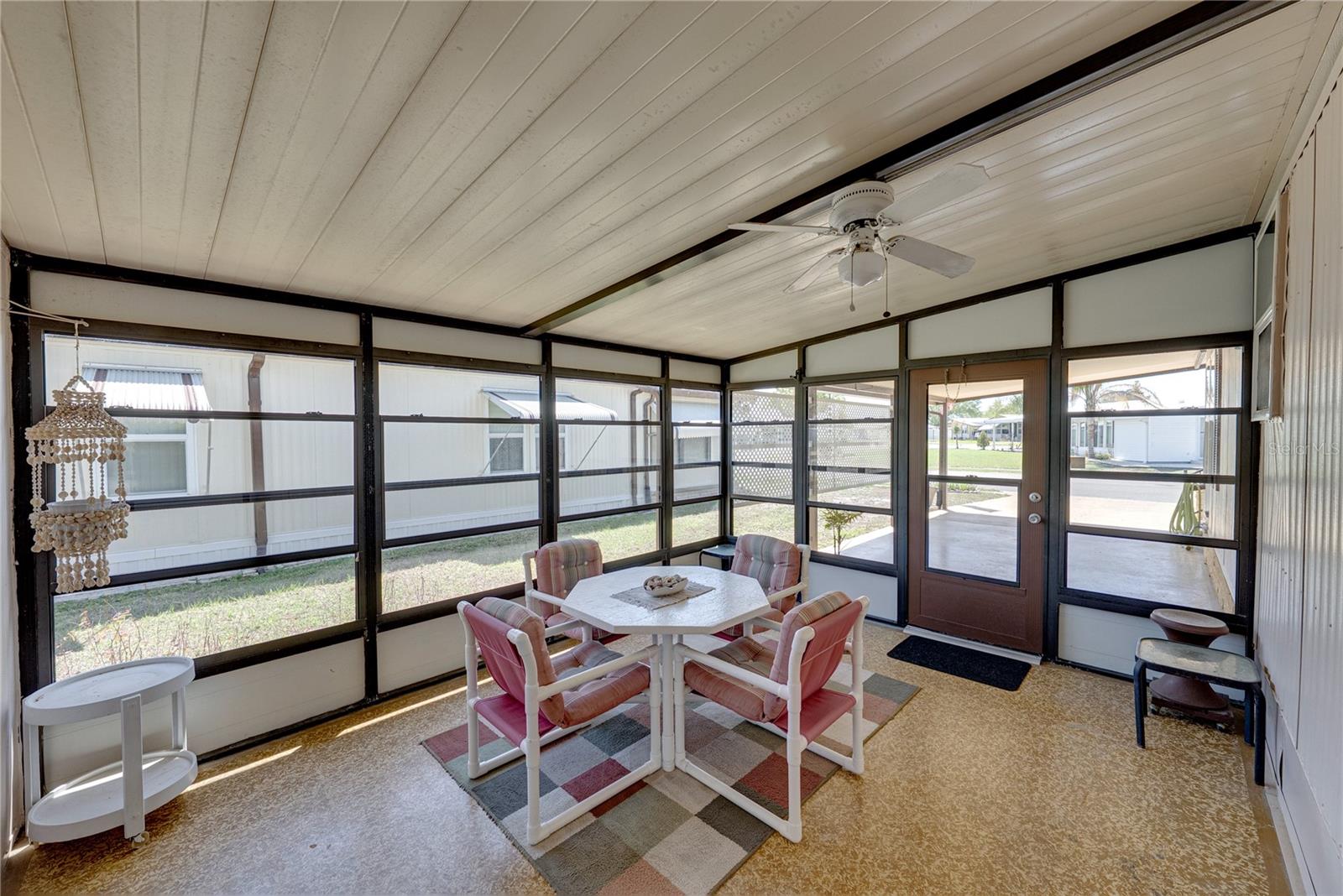 Listing photo id 32 for 5556 Riviera Drive