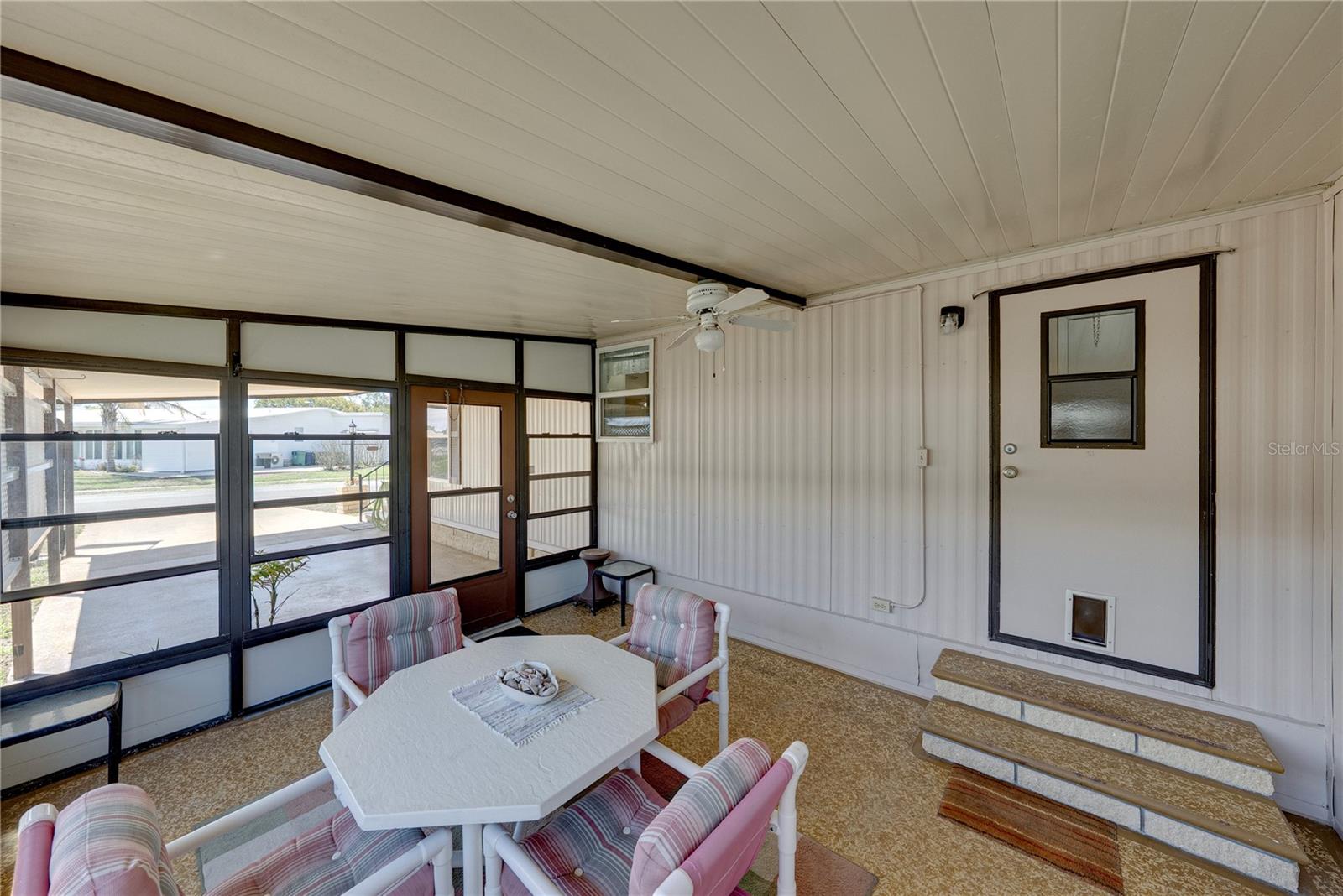 Listing photo id 35 for 5556 Riviera Drive