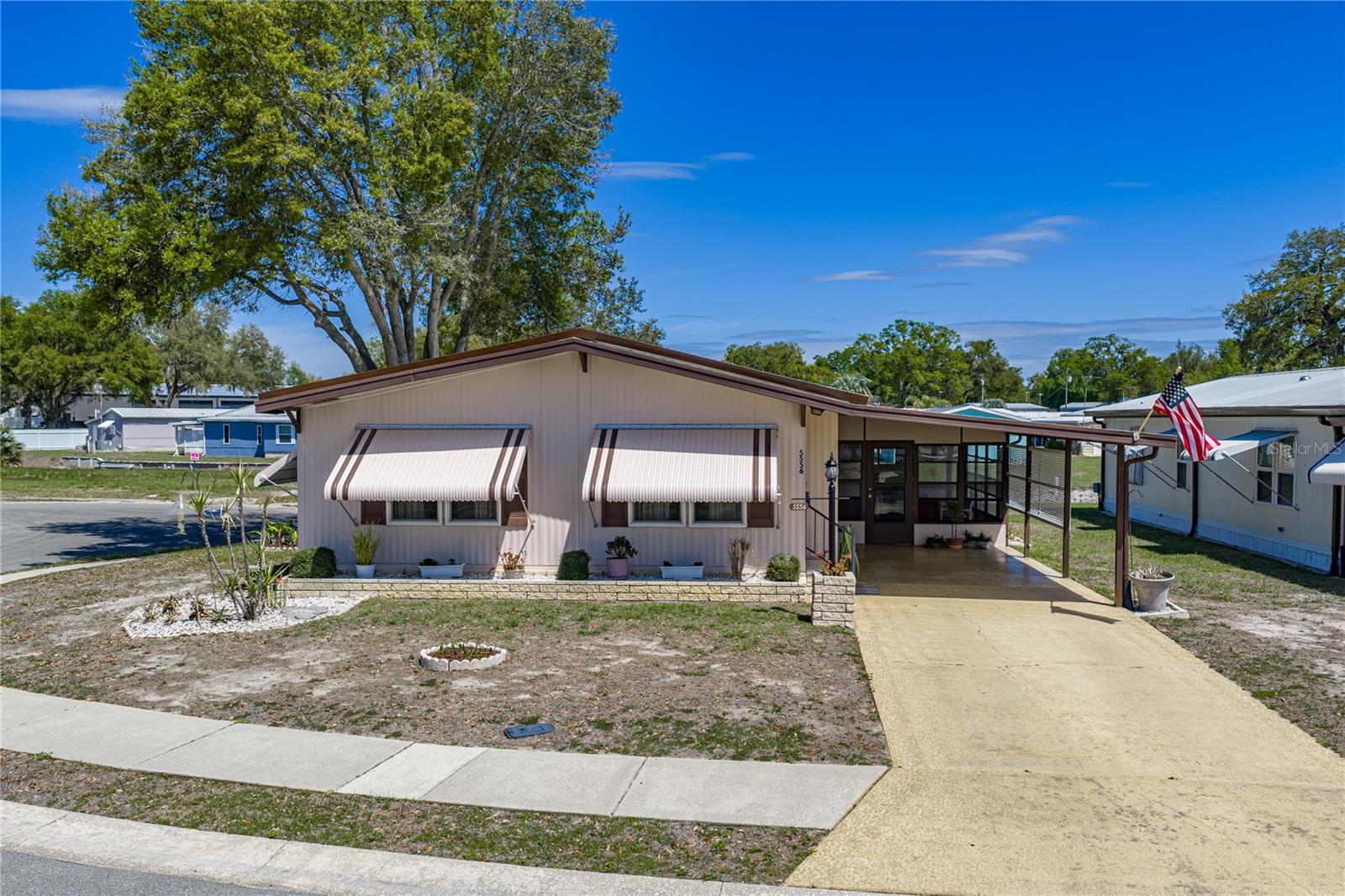 Listing photo id 2 for 5556 Riviera Drive