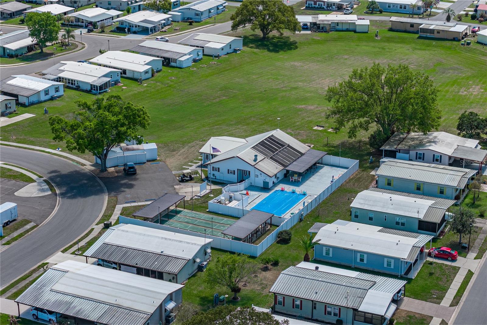 Listing photo id 40 for 5556 Riviera Drive