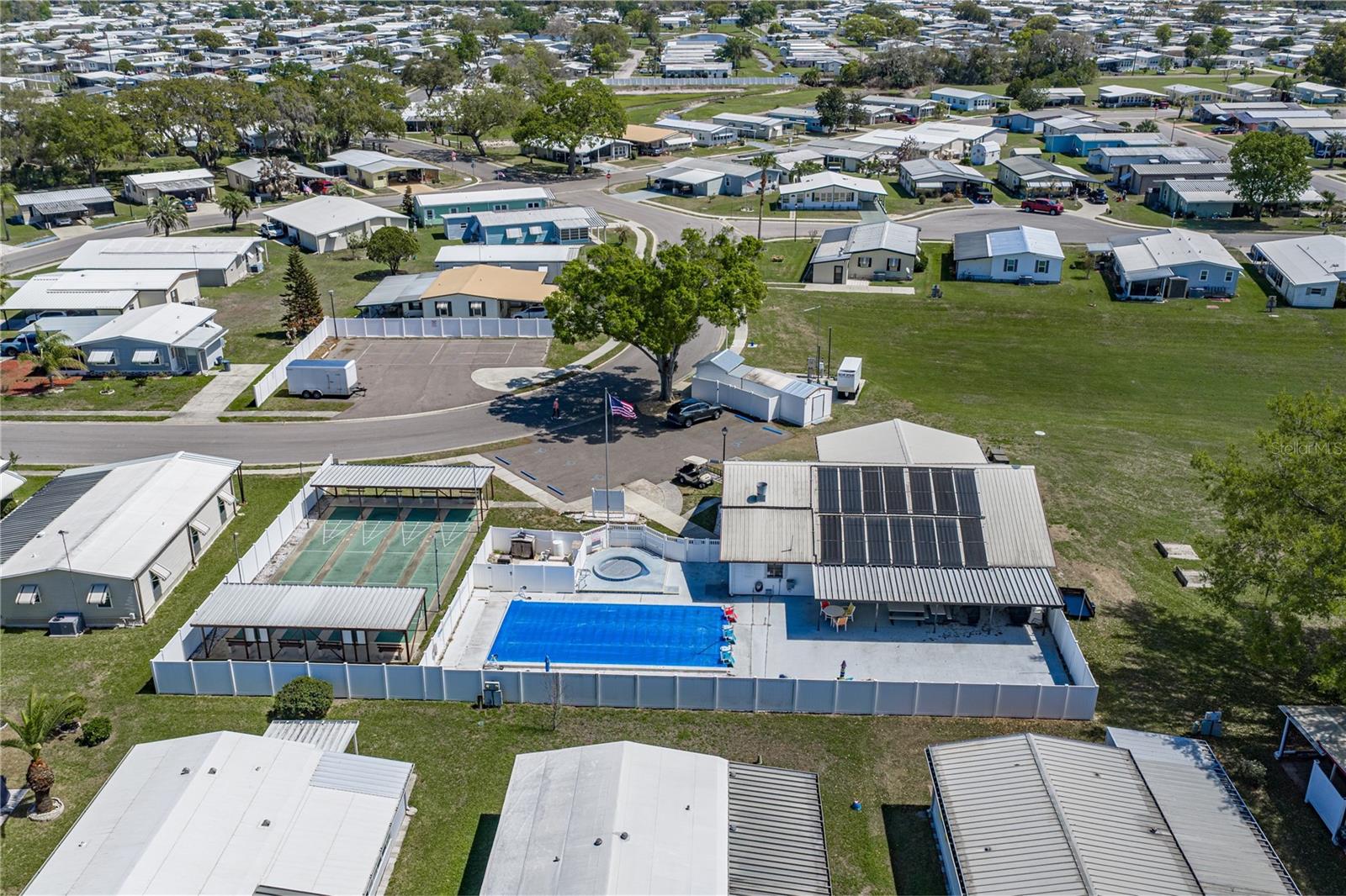 Listing photo id 41 for 5556 Riviera Drive