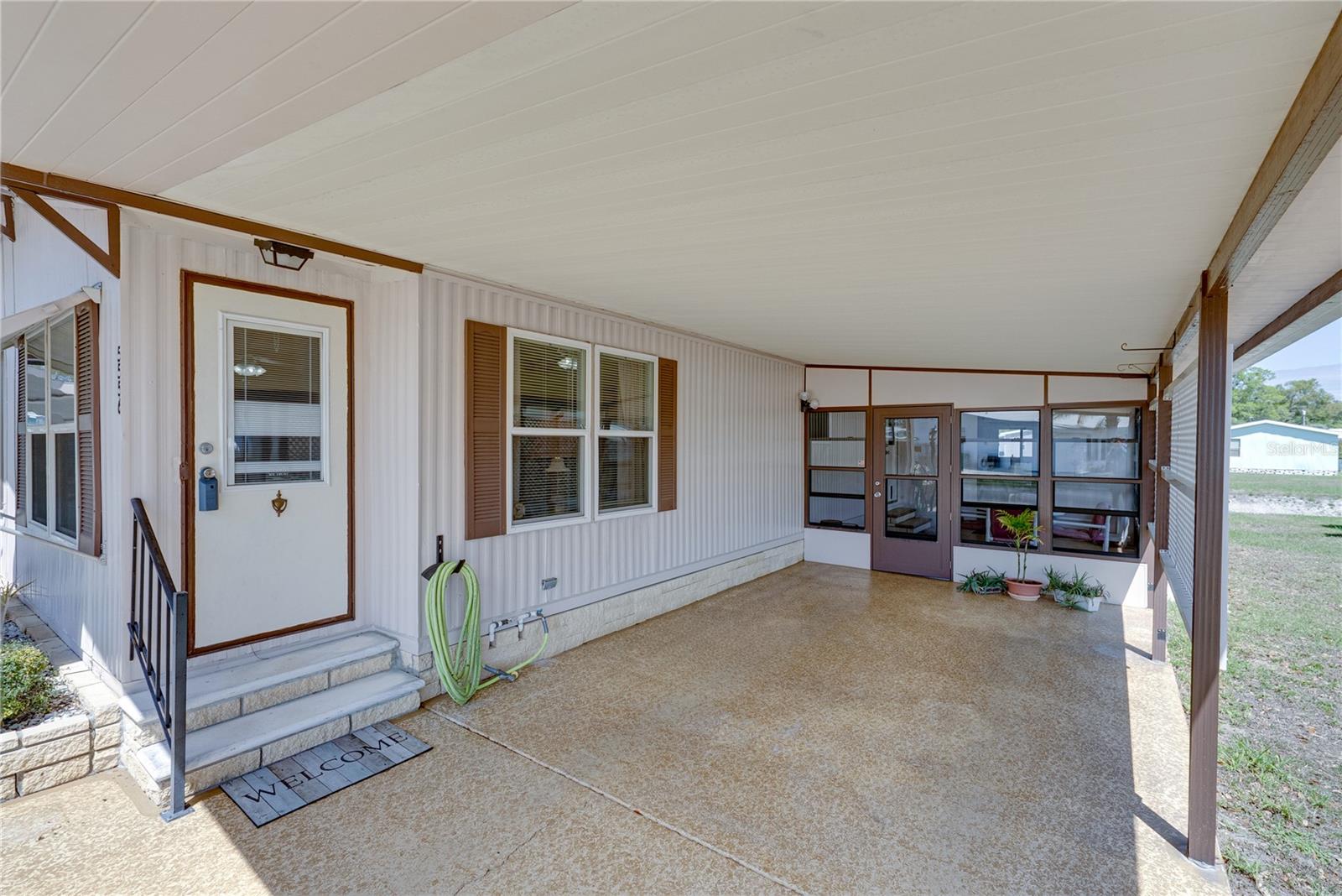 Listing photo id 3 for 5556 Riviera Drive