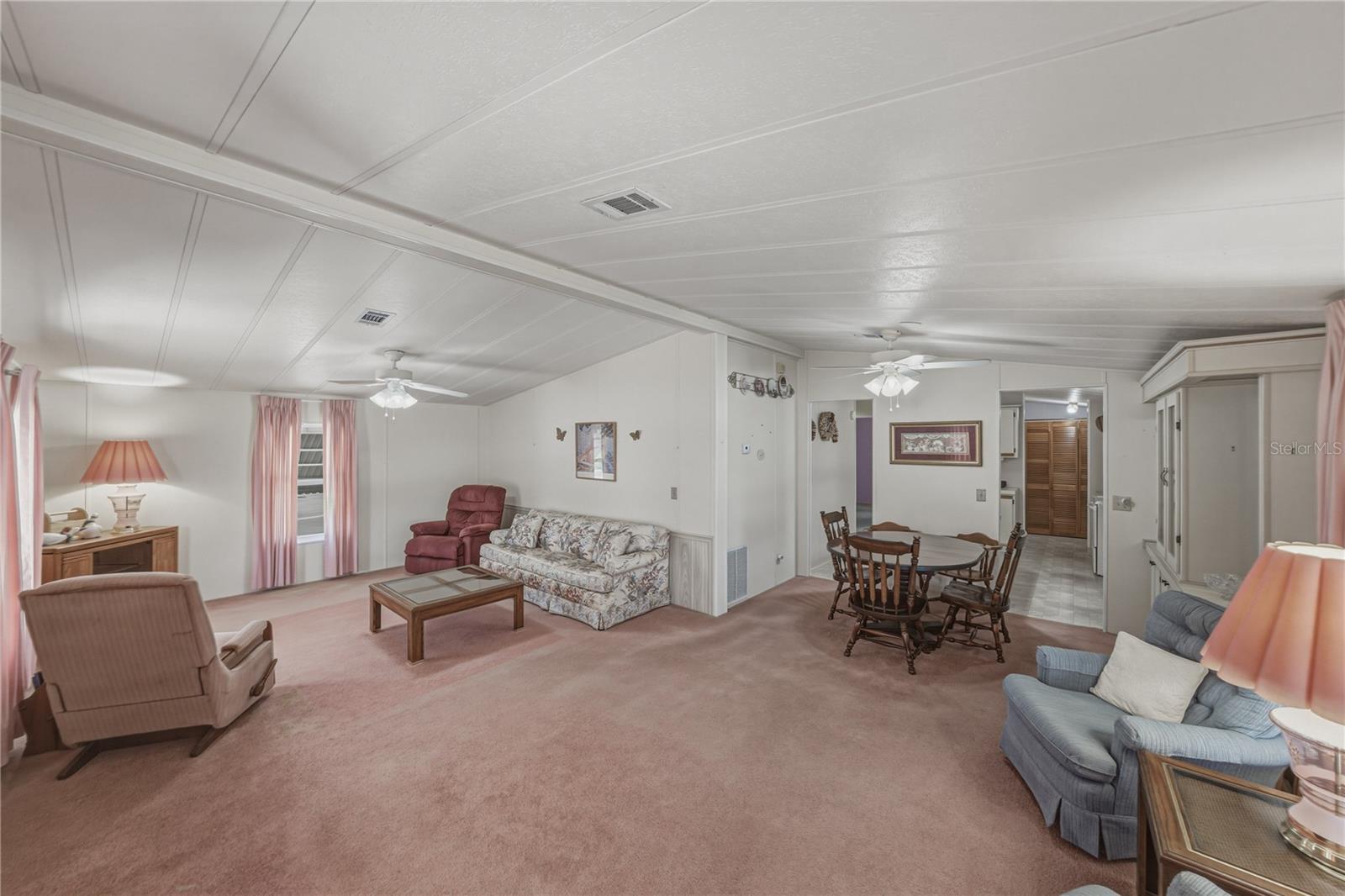 Listing photo id 4 for 5556 Riviera Drive