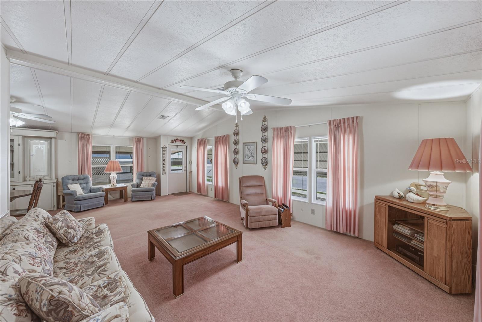 Listing photo id 5 for 5556 Riviera Drive