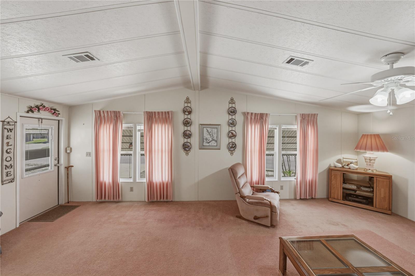 Listing photo id 7 for 5556 Riviera Drive