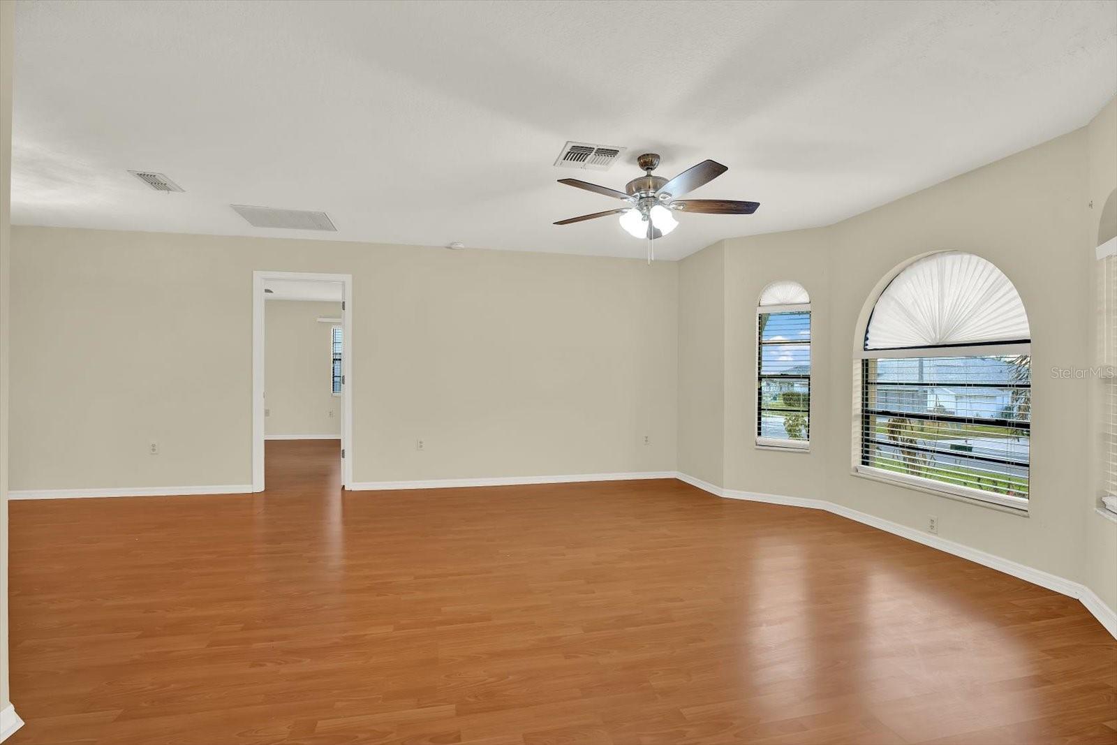 Listing photo id 2 for 1503 Overland Drive