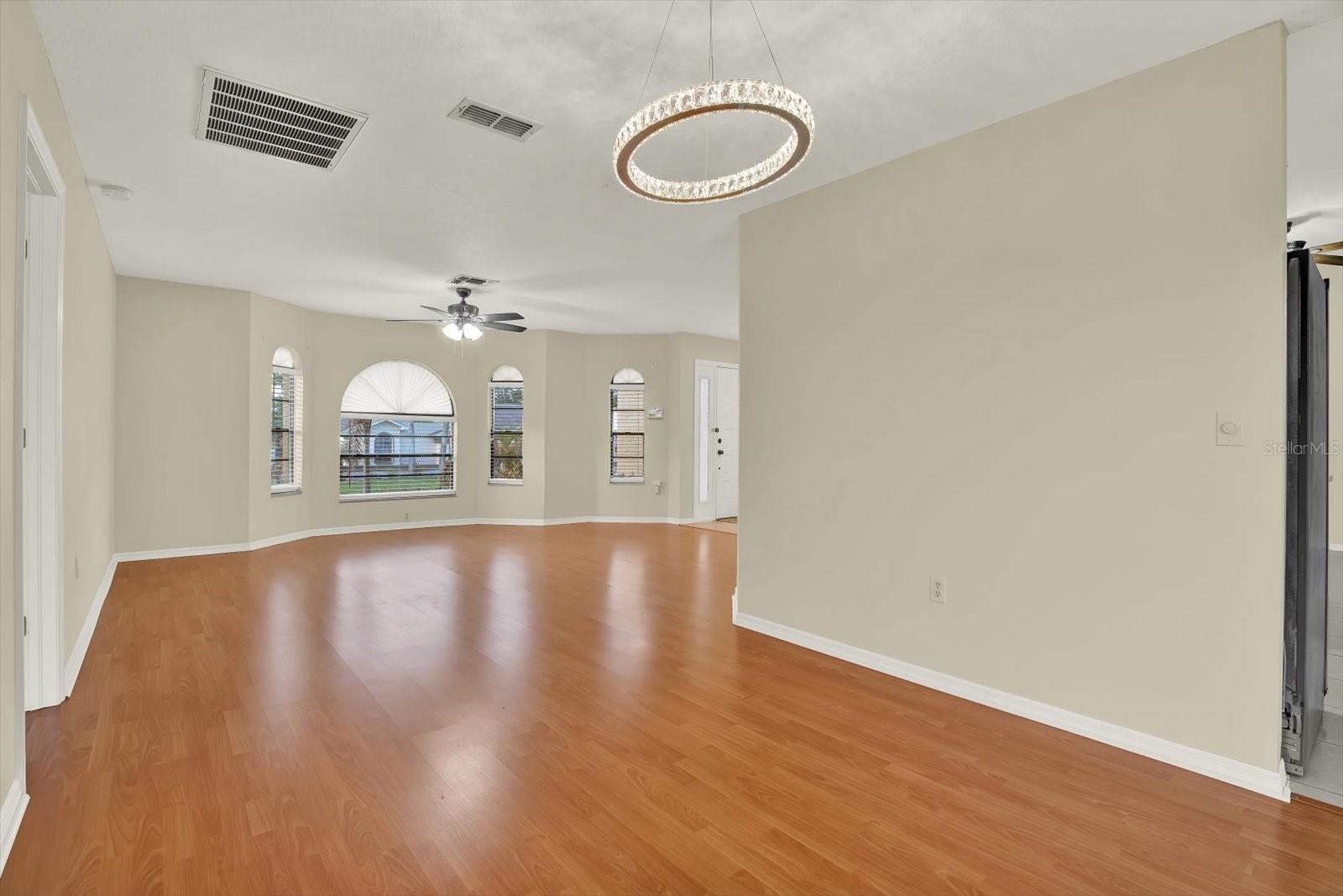 Listing photo id 5 for 1503 Overland Drive