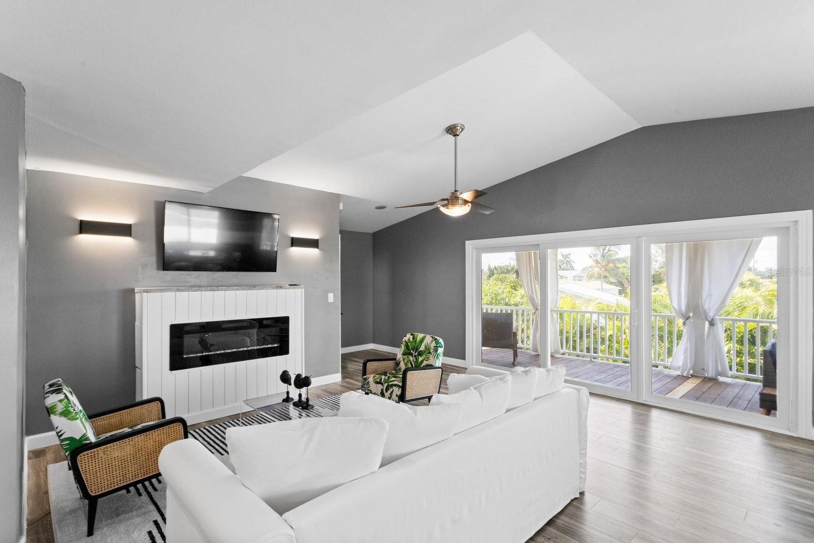 Image 14 of 39 For 3401 Manatee Drive Se