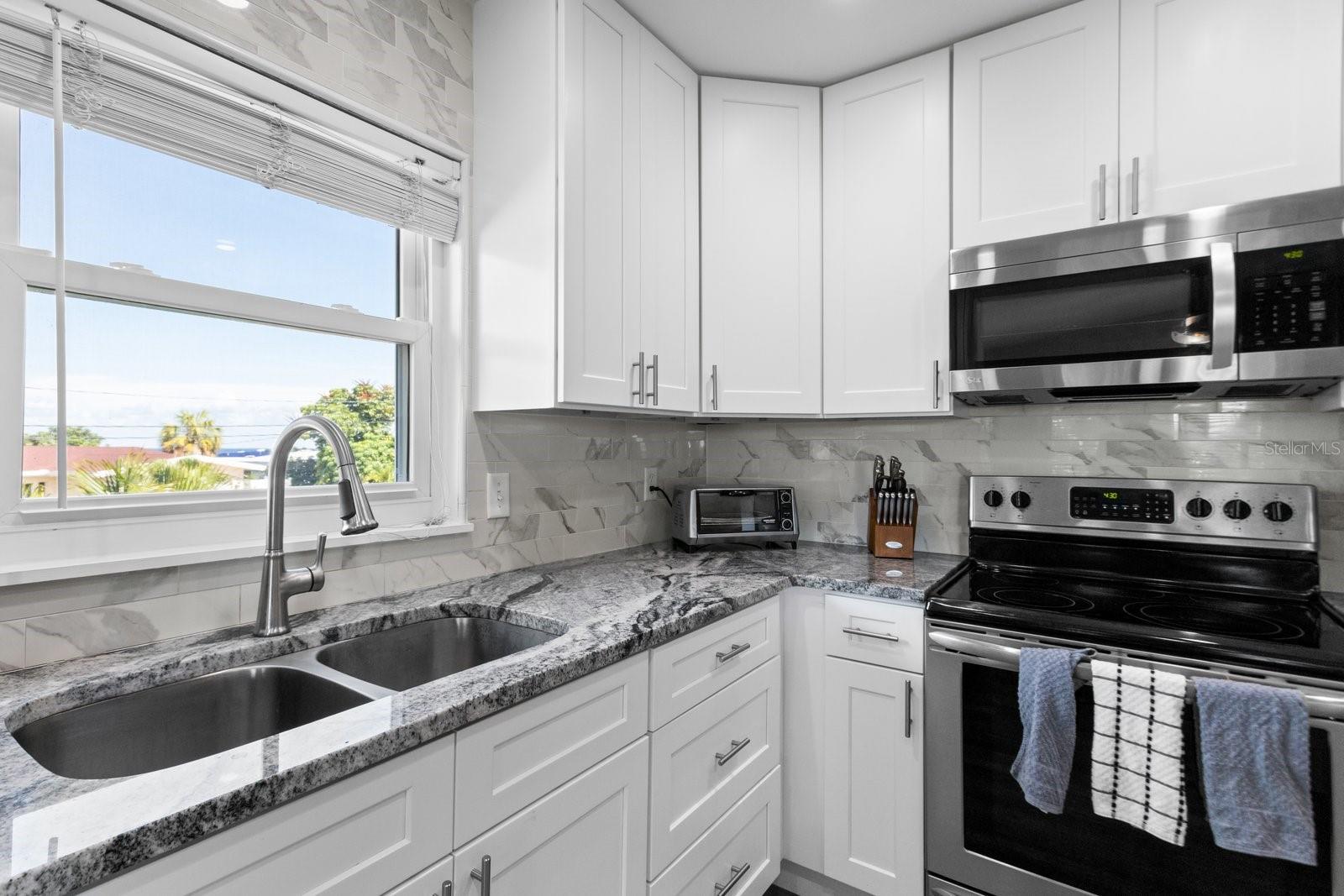 Image 9 of 39 For 3401 Manatee Drive Se