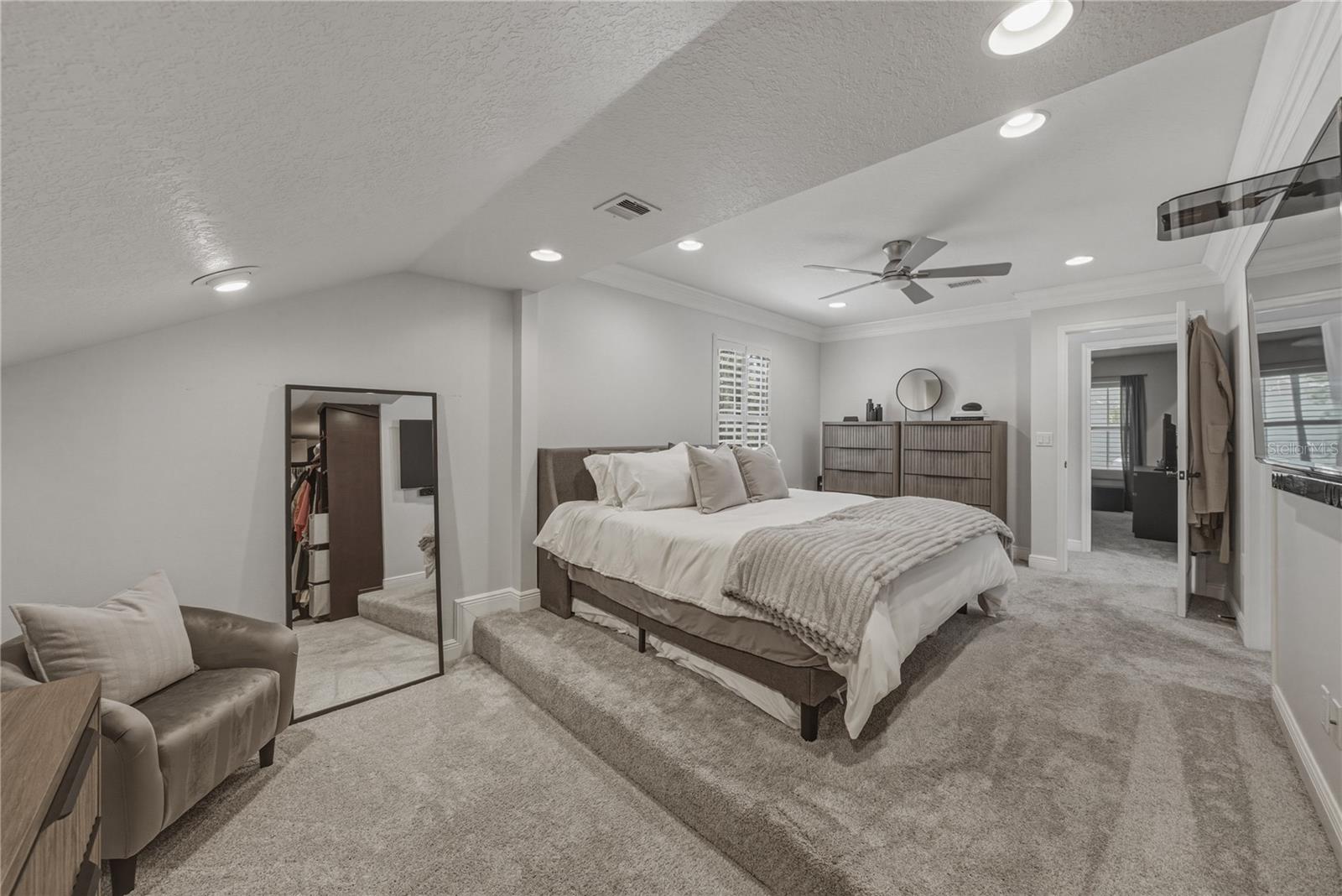 Image 43 of 71 For 6117 Russell Street