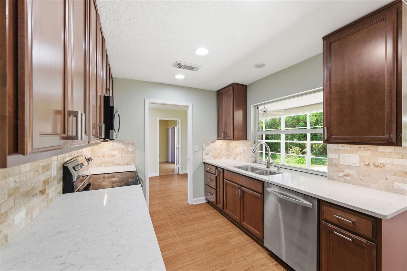 Image 16 of 40 For 2928 Macalpin Drive S