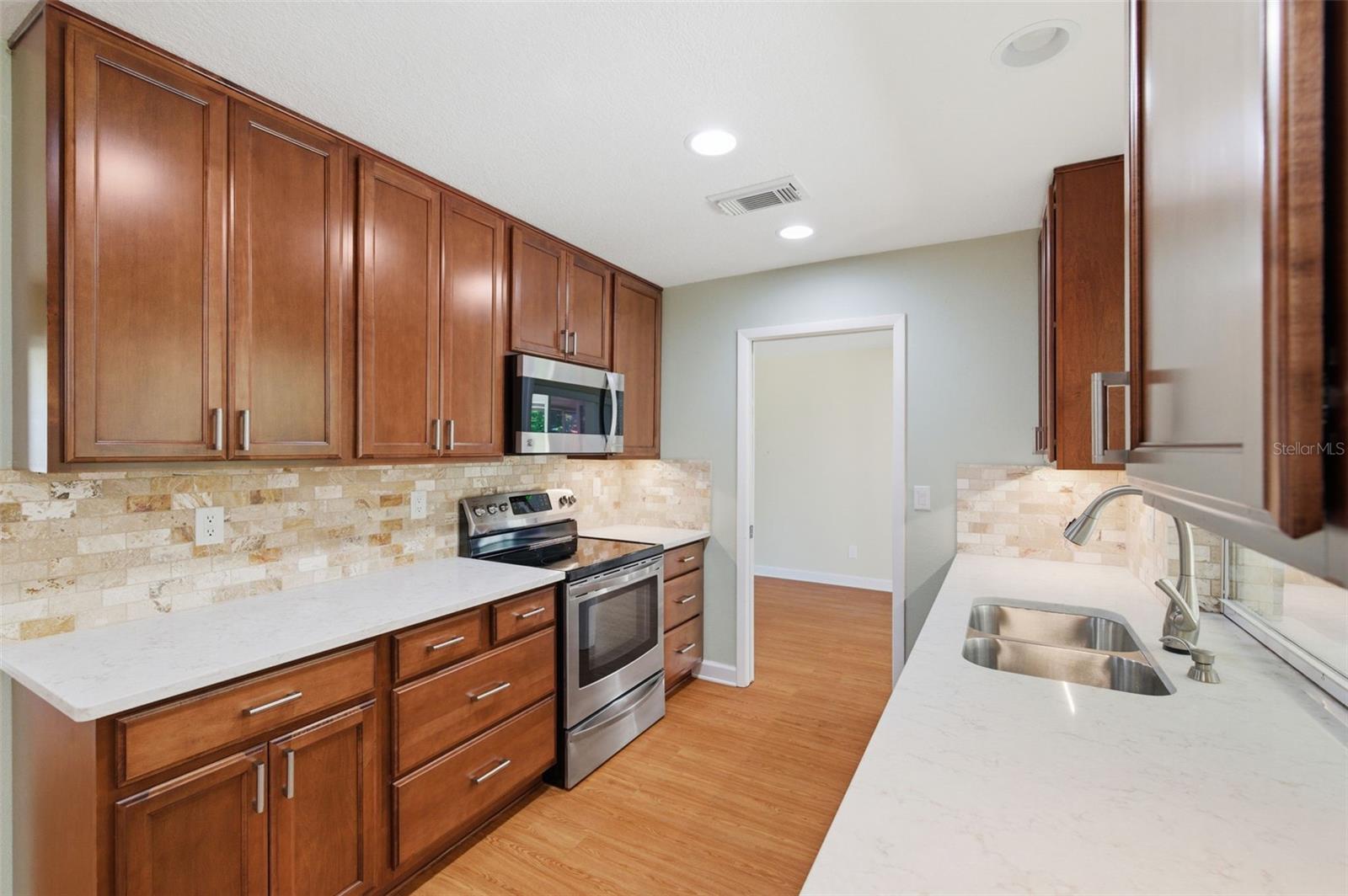 Image 17 of 40 For 2928 Macalpin Drive S