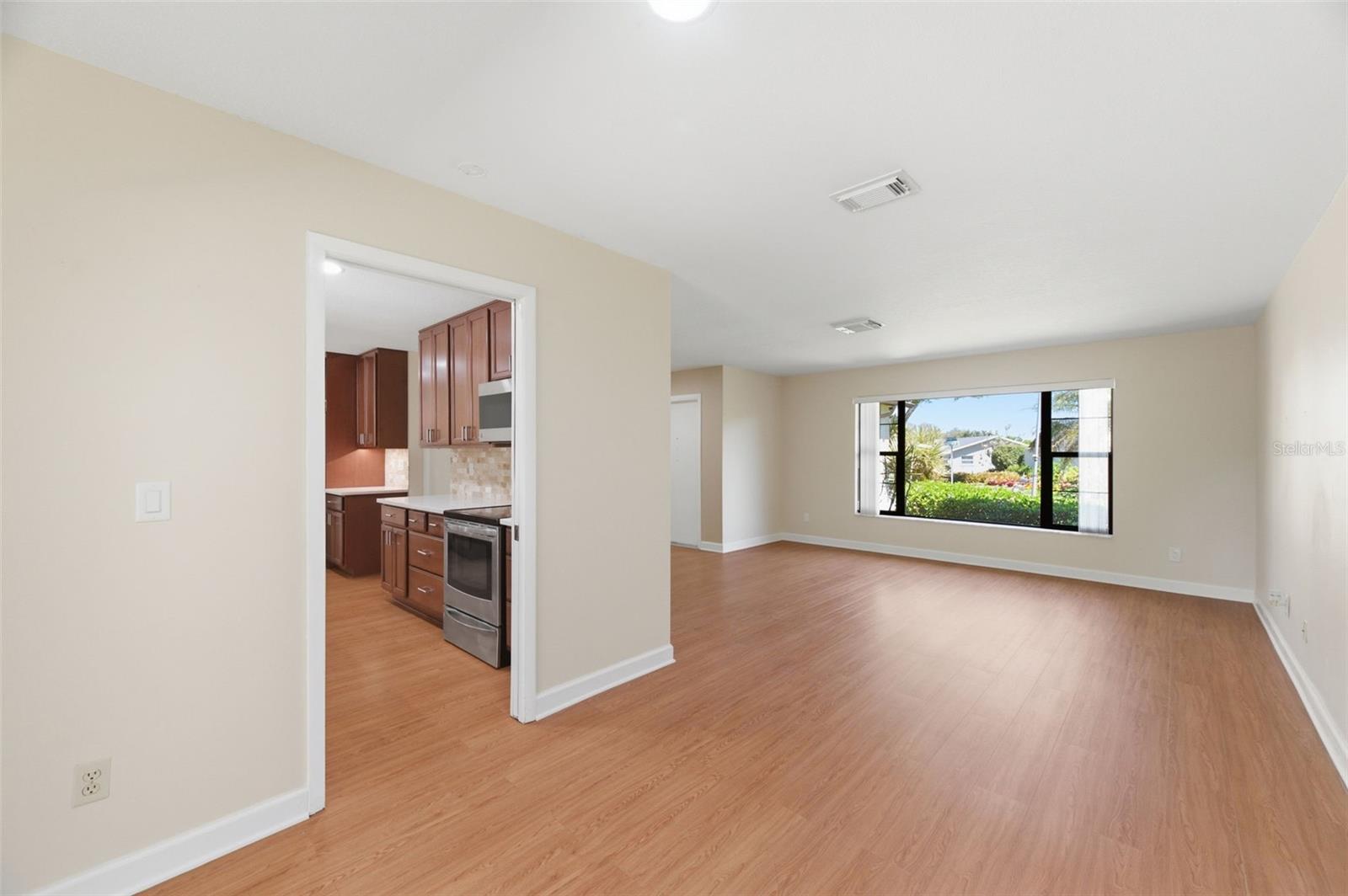 Image 8 of 40 For 2928 Macalpin Drive S