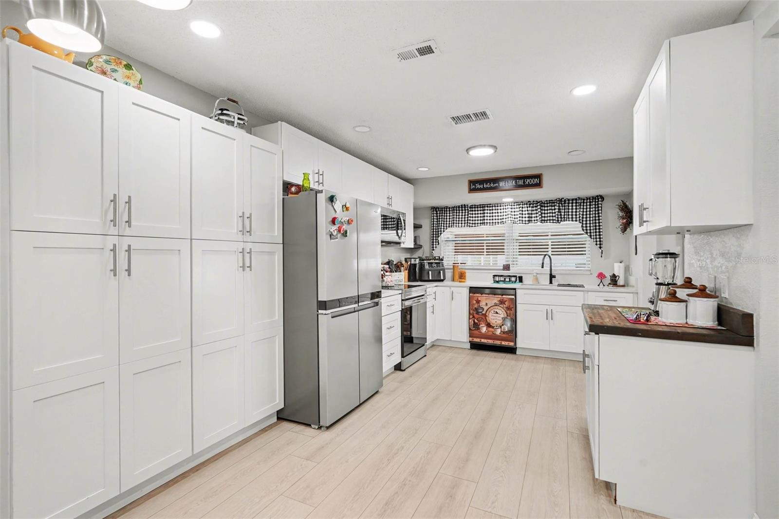 Listing photo id 8 for 7547 Landmark Drive