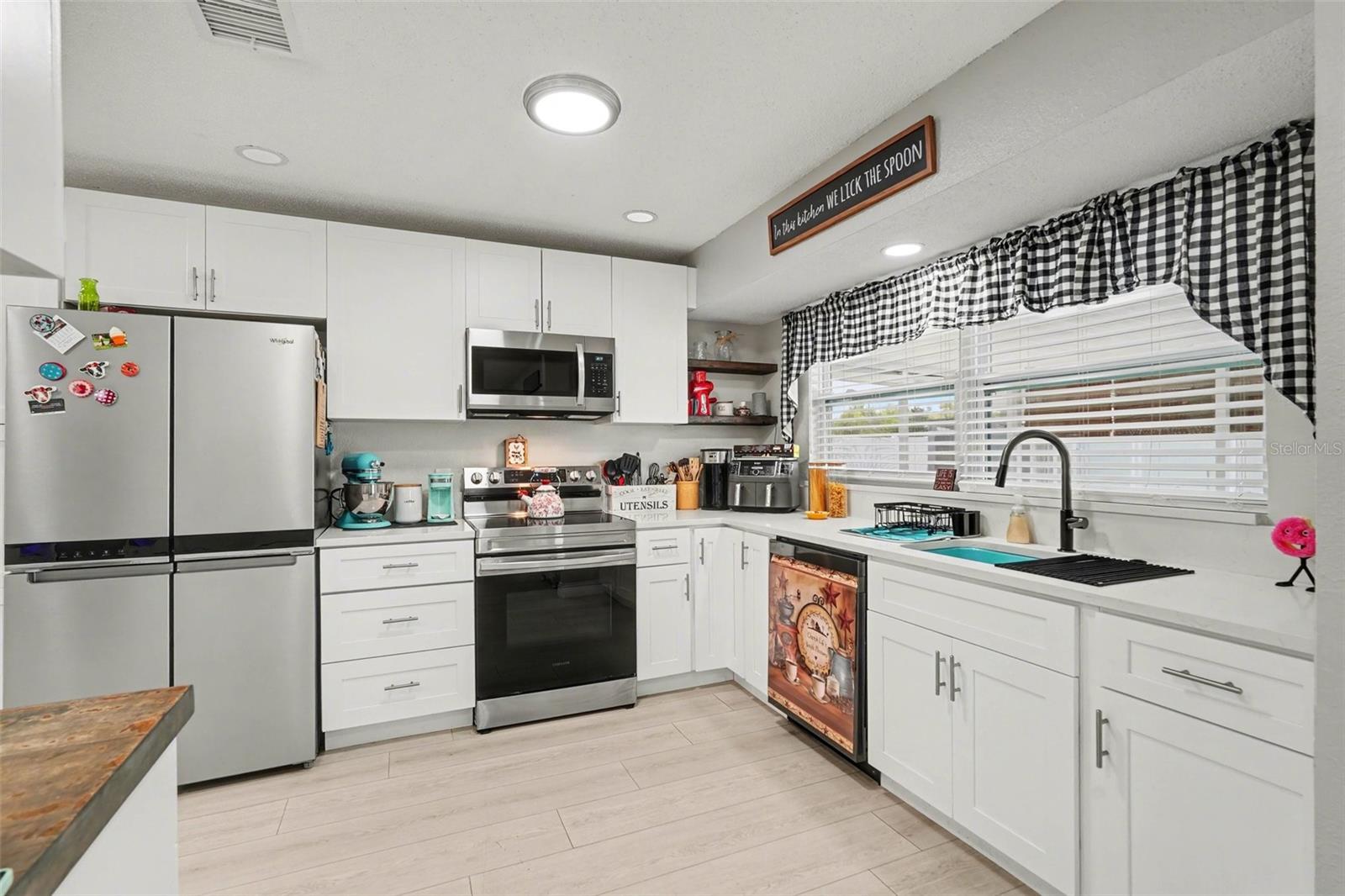 Listing photo id 9 for 7547 Landmark Drive