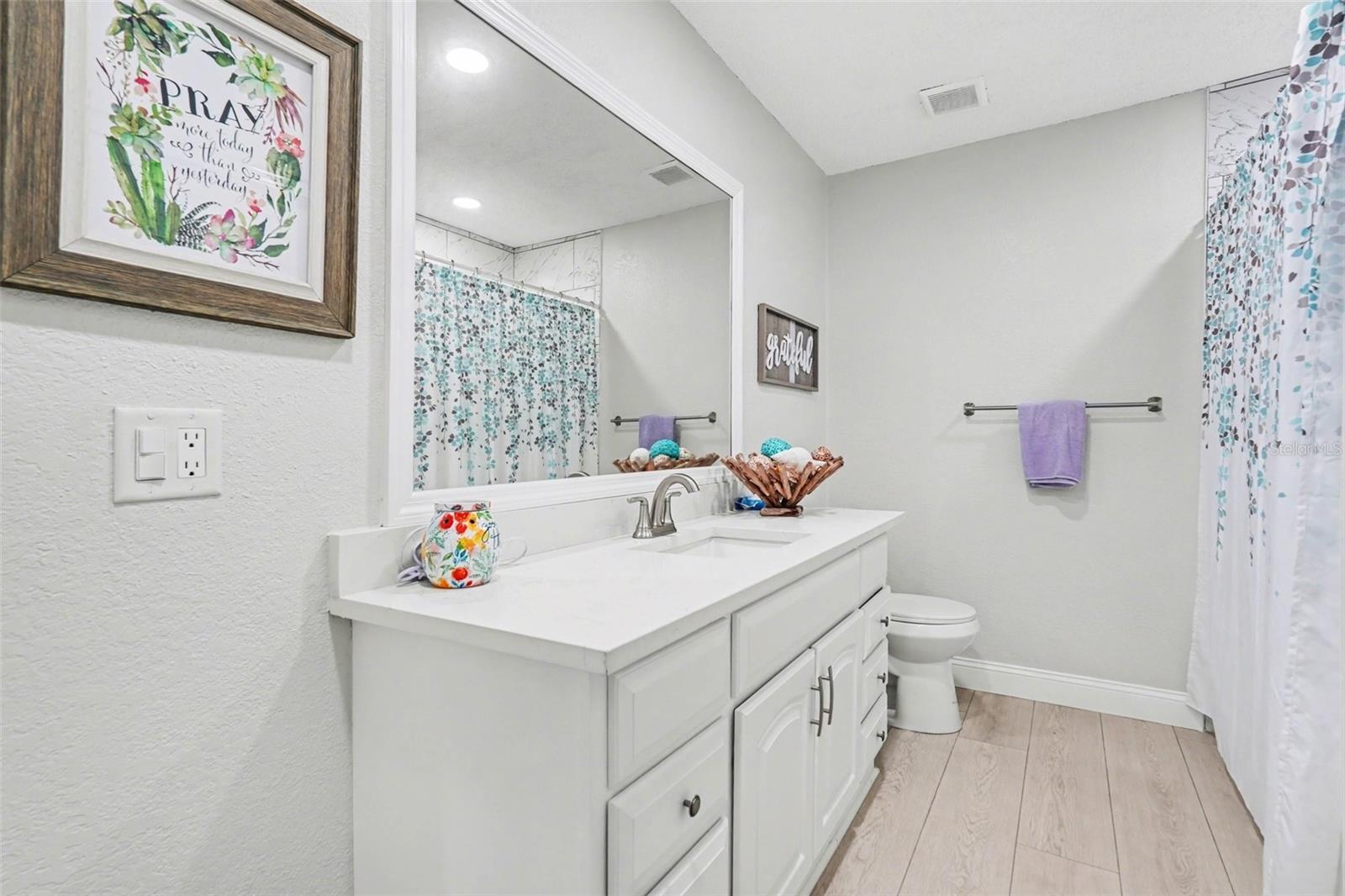 Listing photo id 11 for 7547 Landmark Drive