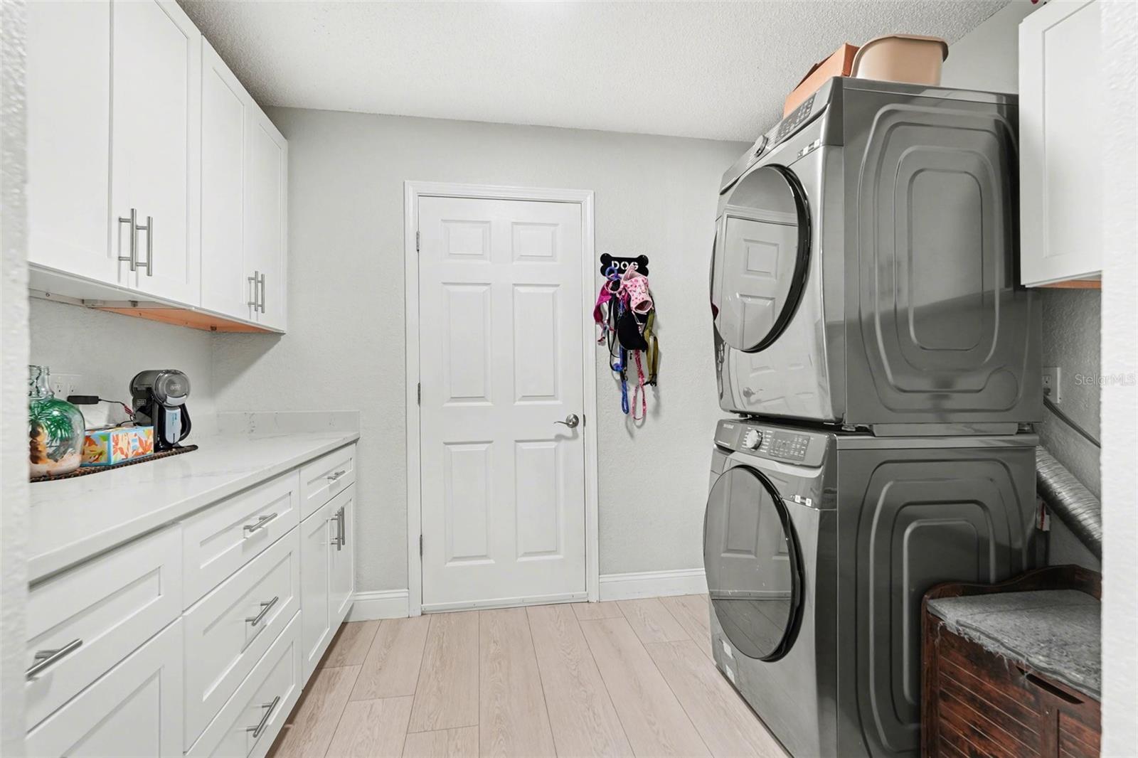 Listing photo id 13 for 7547 Landmark Drive