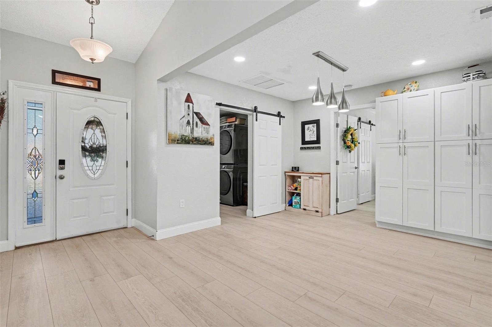 Listing photo id 14 for 7547 Landmark Drive