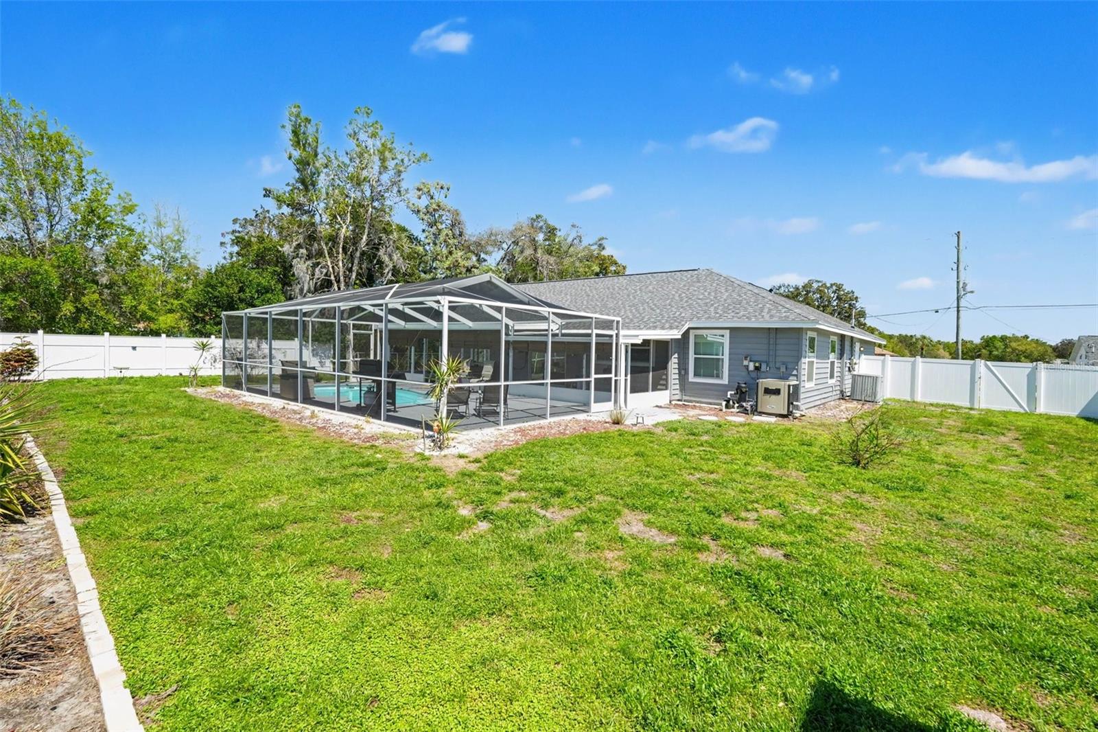 Listing photo id 16 for 7547 Landmark Drive