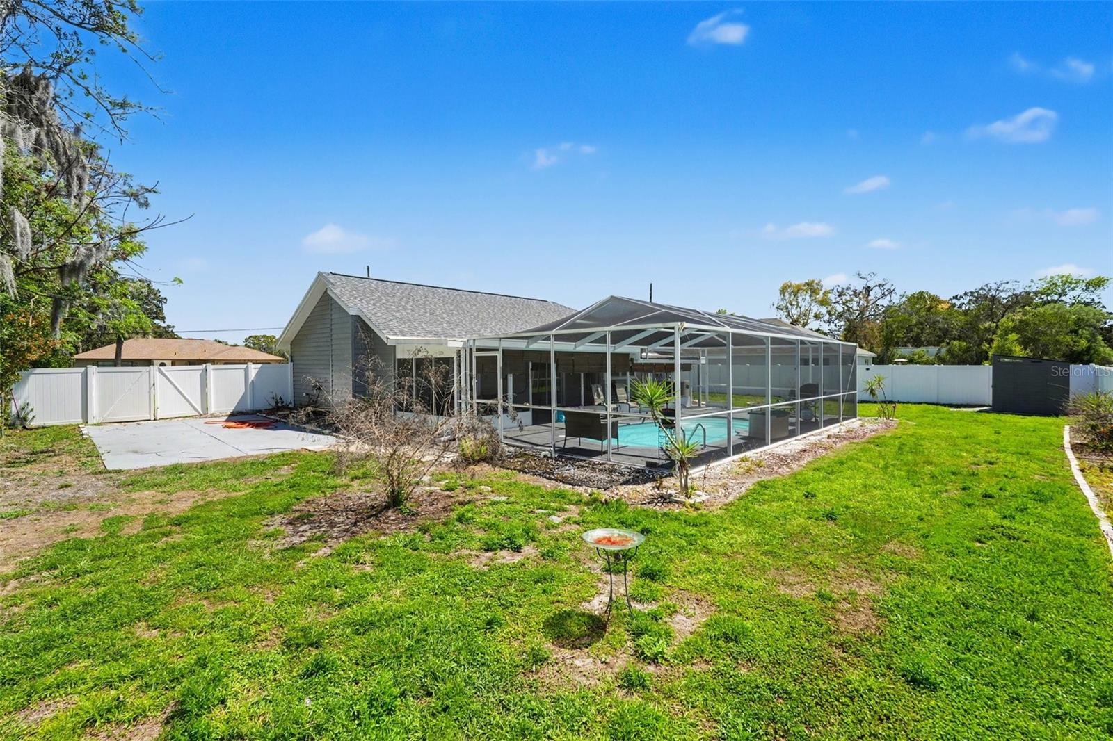 Listing photo id 17 for 7547 Landmark Drive