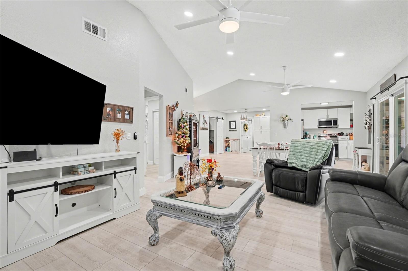 Listing photo id 2 for 7547 Landmark Drive