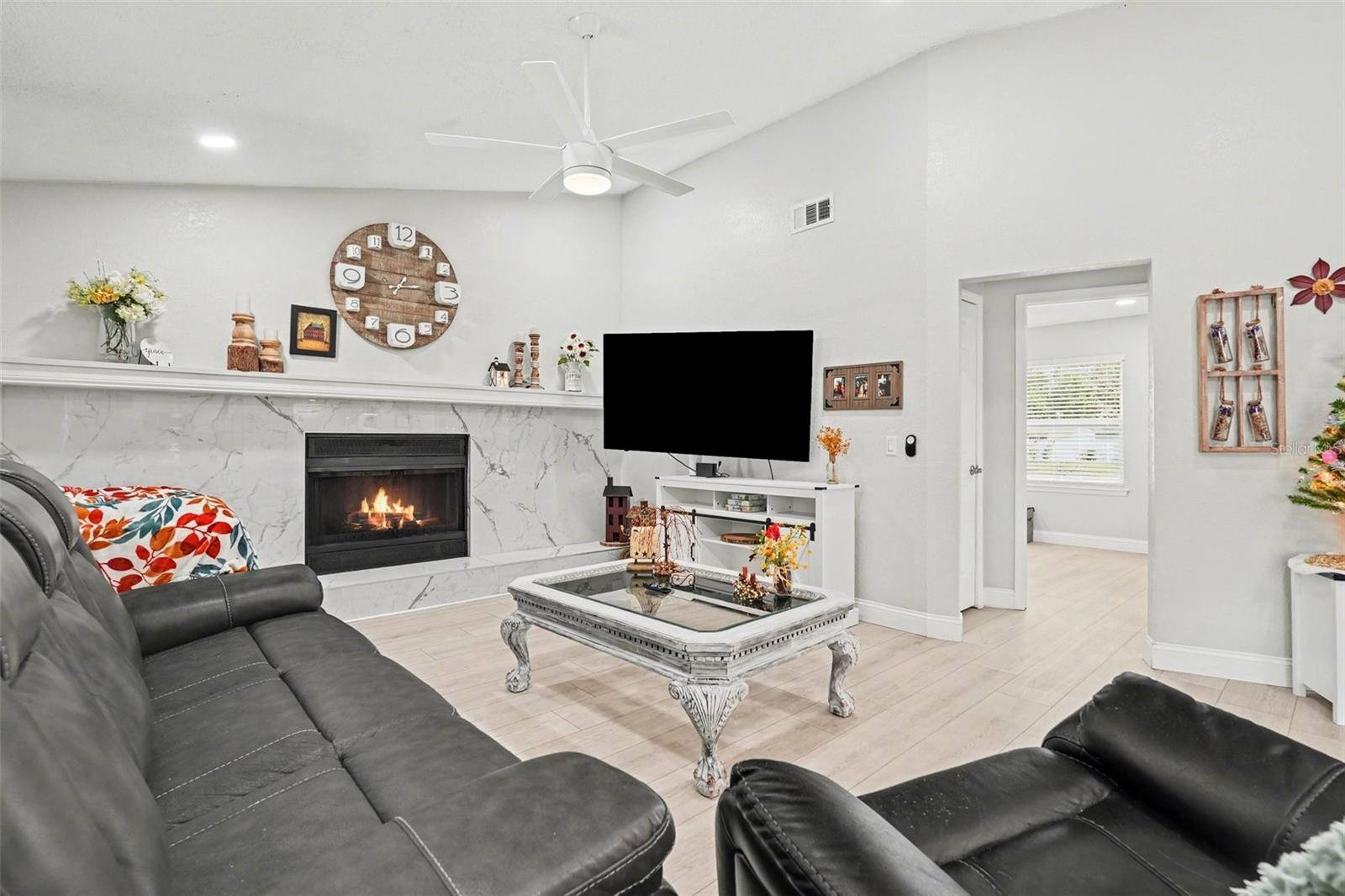 Listing photo id 3 for 7547 Landmark Drive