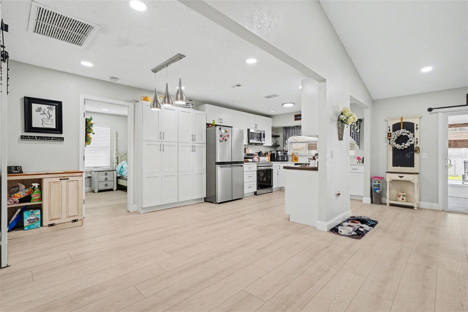 Listing photo id 4 for 7547 Landmark Drive