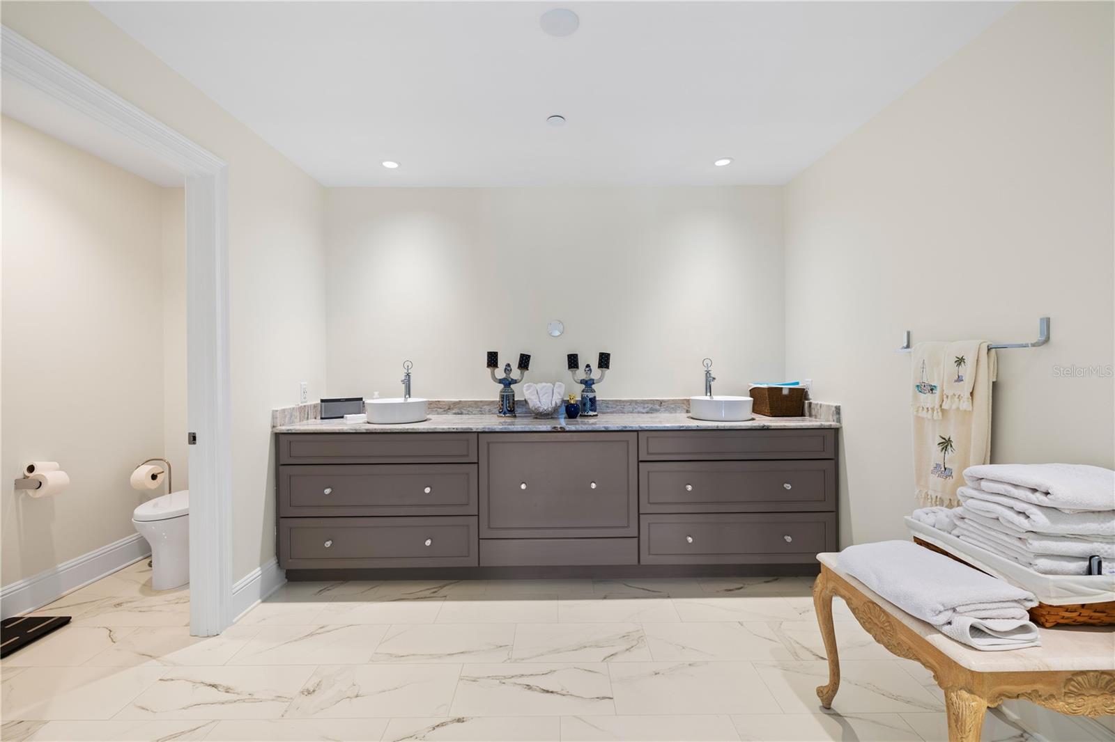 Image 23 of 30 For 1 Palm Terrace 604