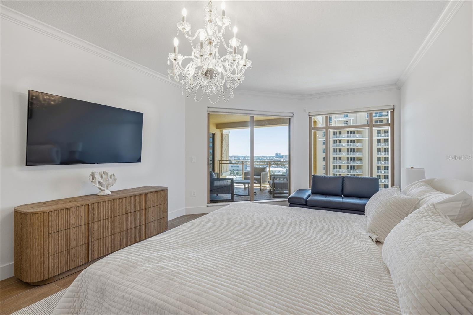 Image 17 of 47 For 11 Baymont Street 907