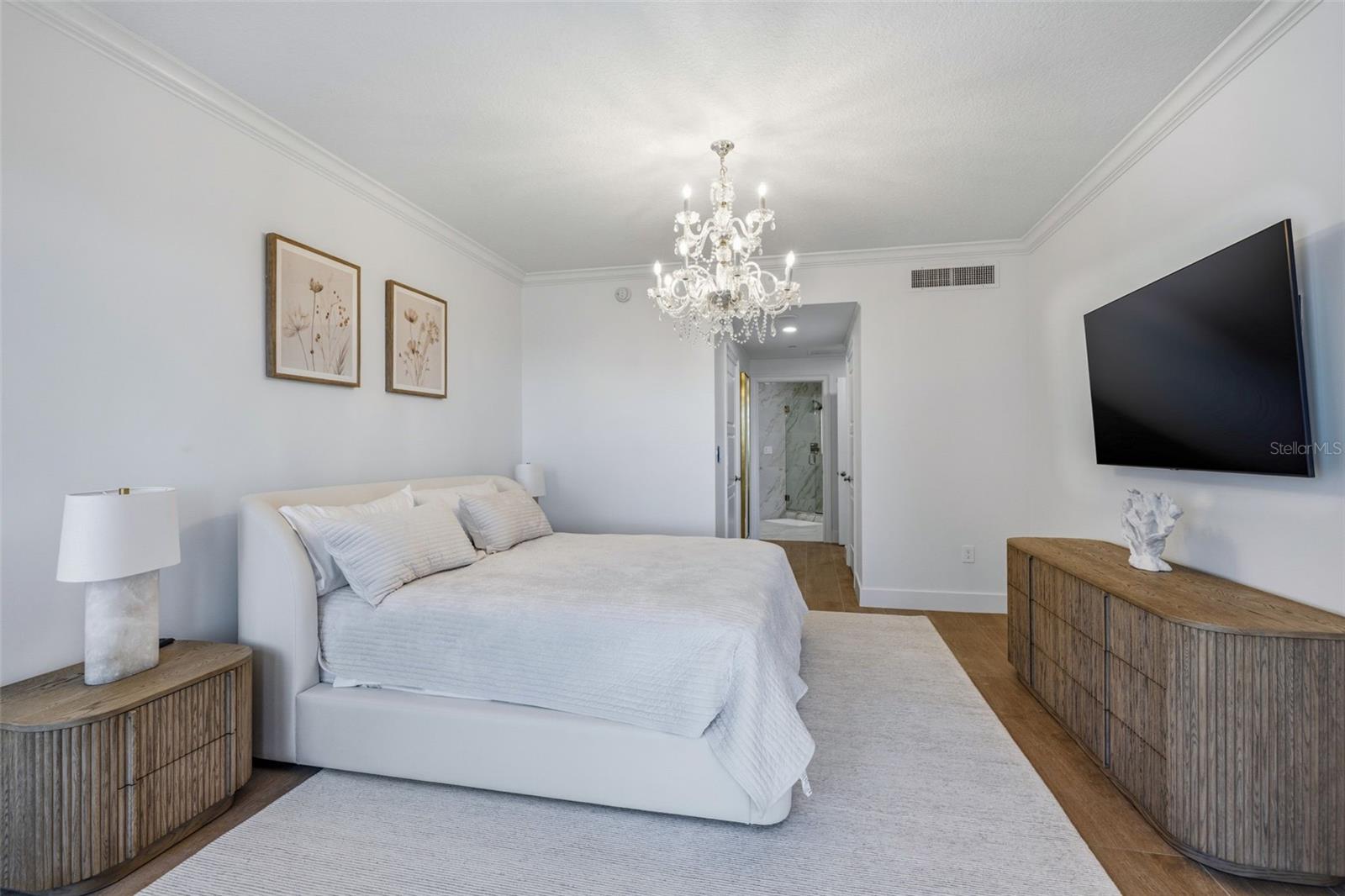 Image 19 of 47 For 11 Baymont Street 907