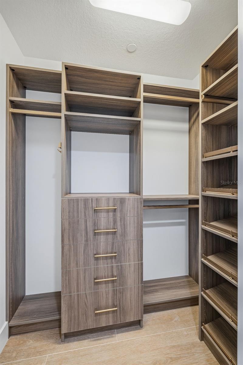 Image 21 of 47 For 11 Baymont Street 907