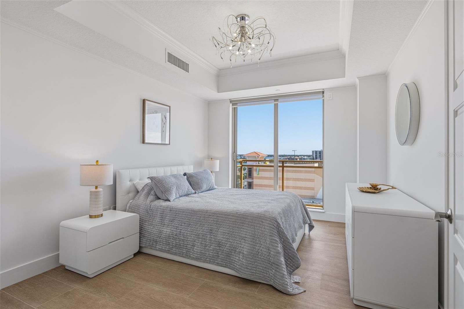 Image 24 of 47 For 11 Baymont Street 907