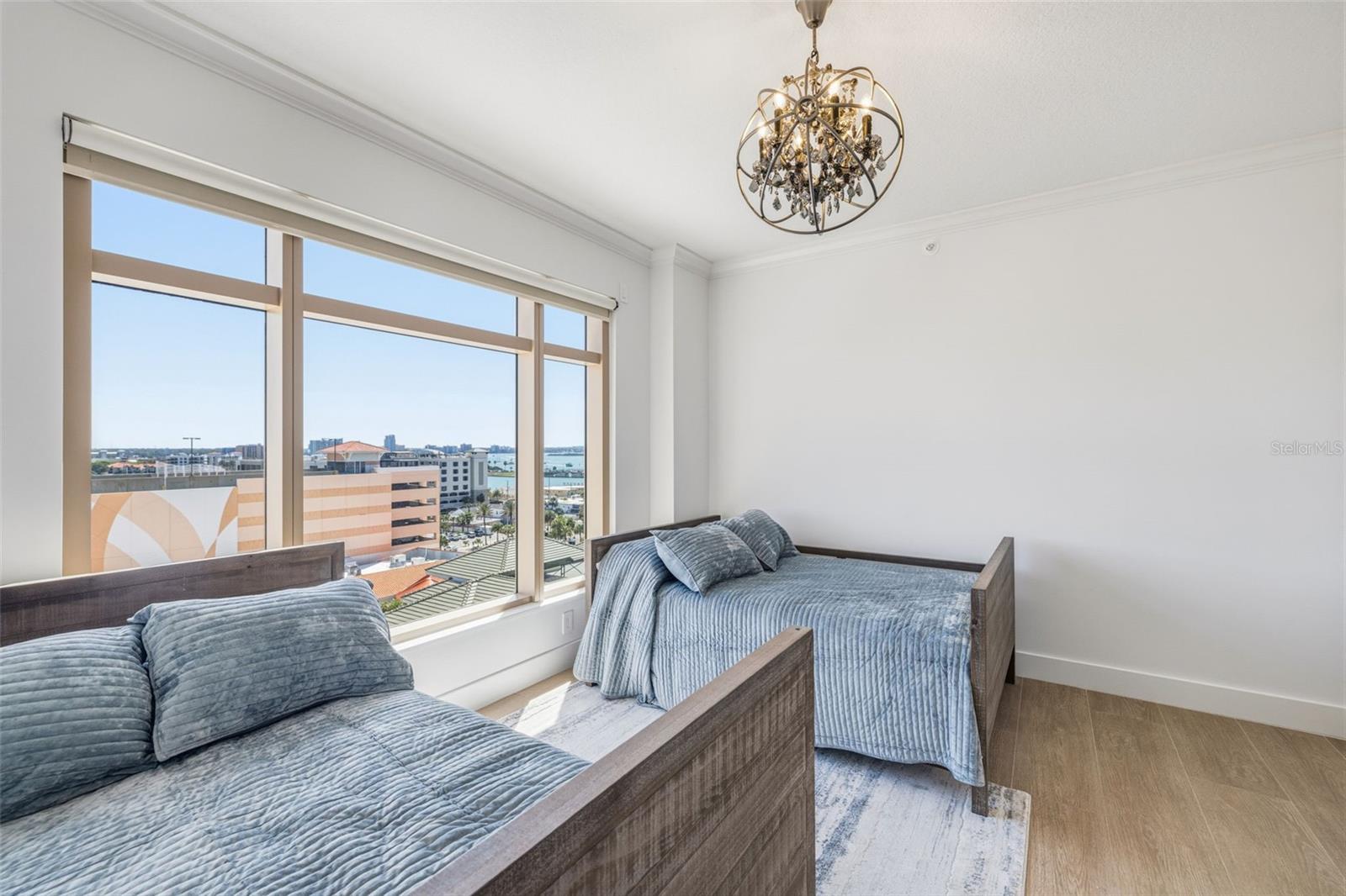 Image 27 of 47 For 11 Baymont Street 907