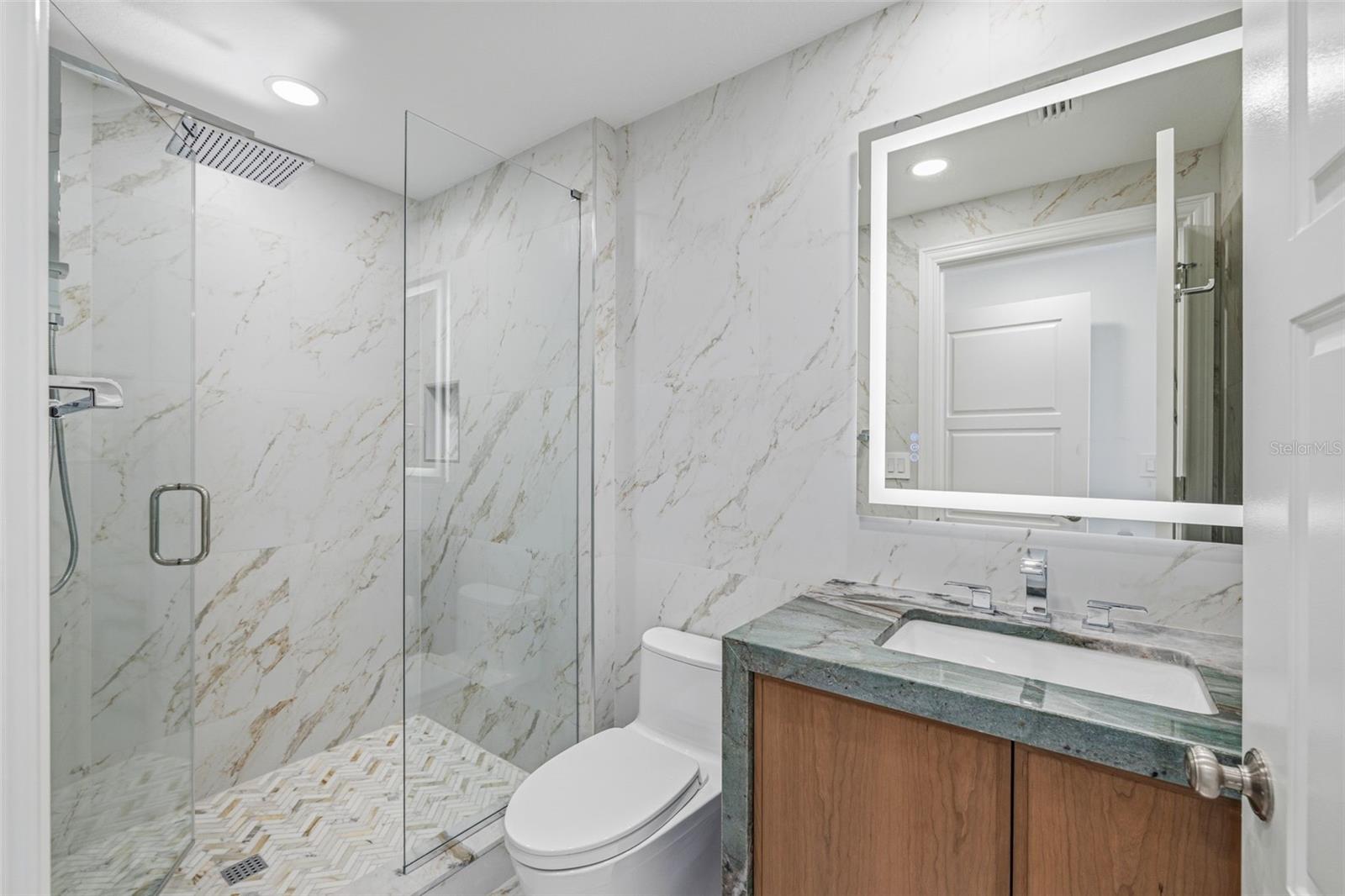 Image 28 of 47 For 11 Baymont Street 907