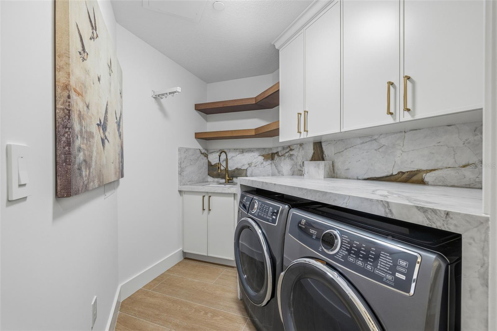 Image 29 of 47 For 11 Baymont Street 907