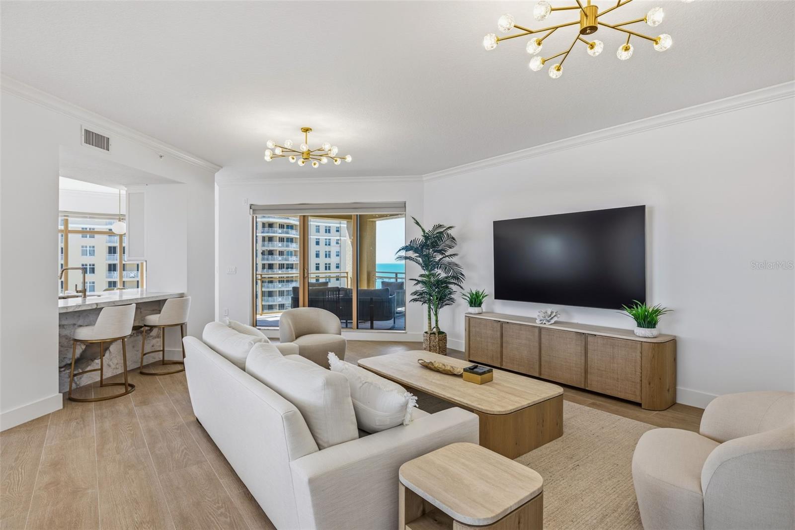 Image 4 of 47 For 11 Baymont Street 907