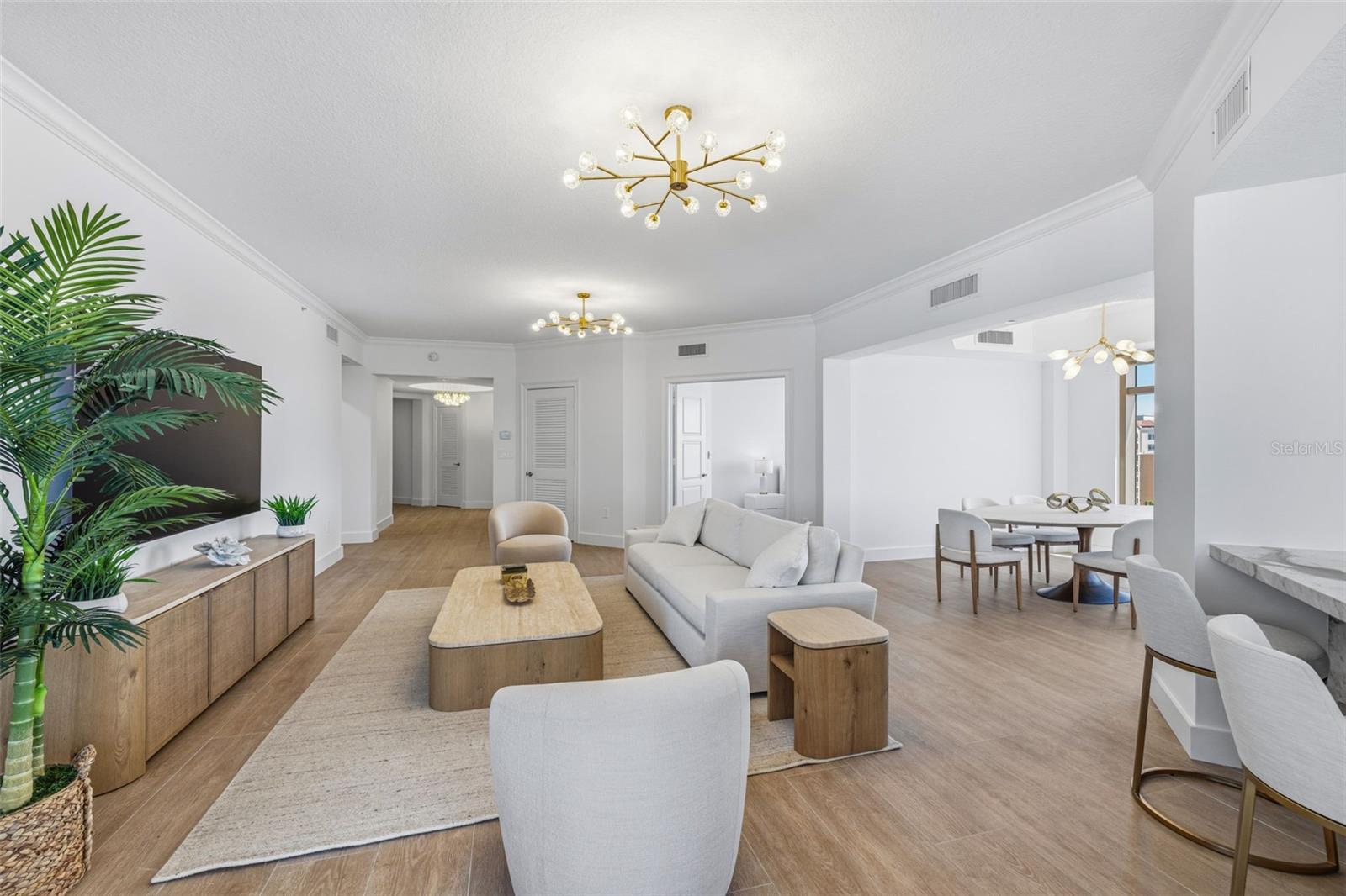 Image 5 of 47 For 11 Baymont Street 907