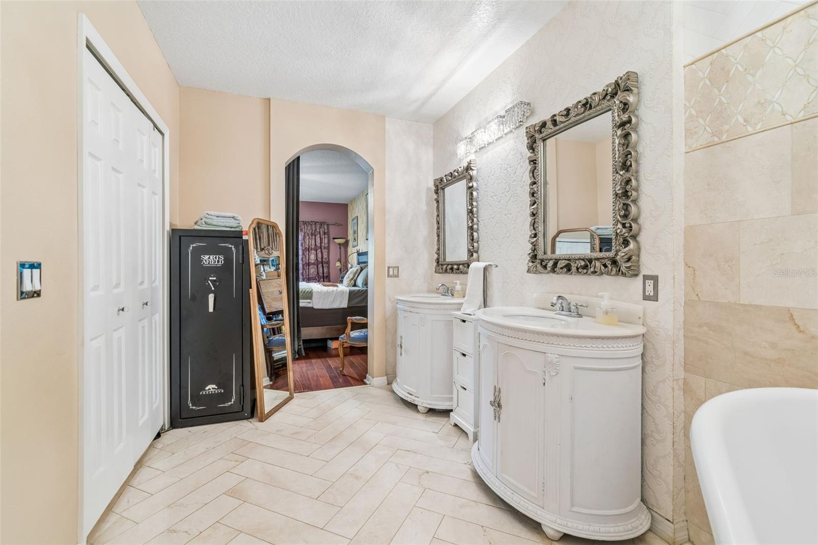 Image 19 of 56 For 9407 Chart House Court