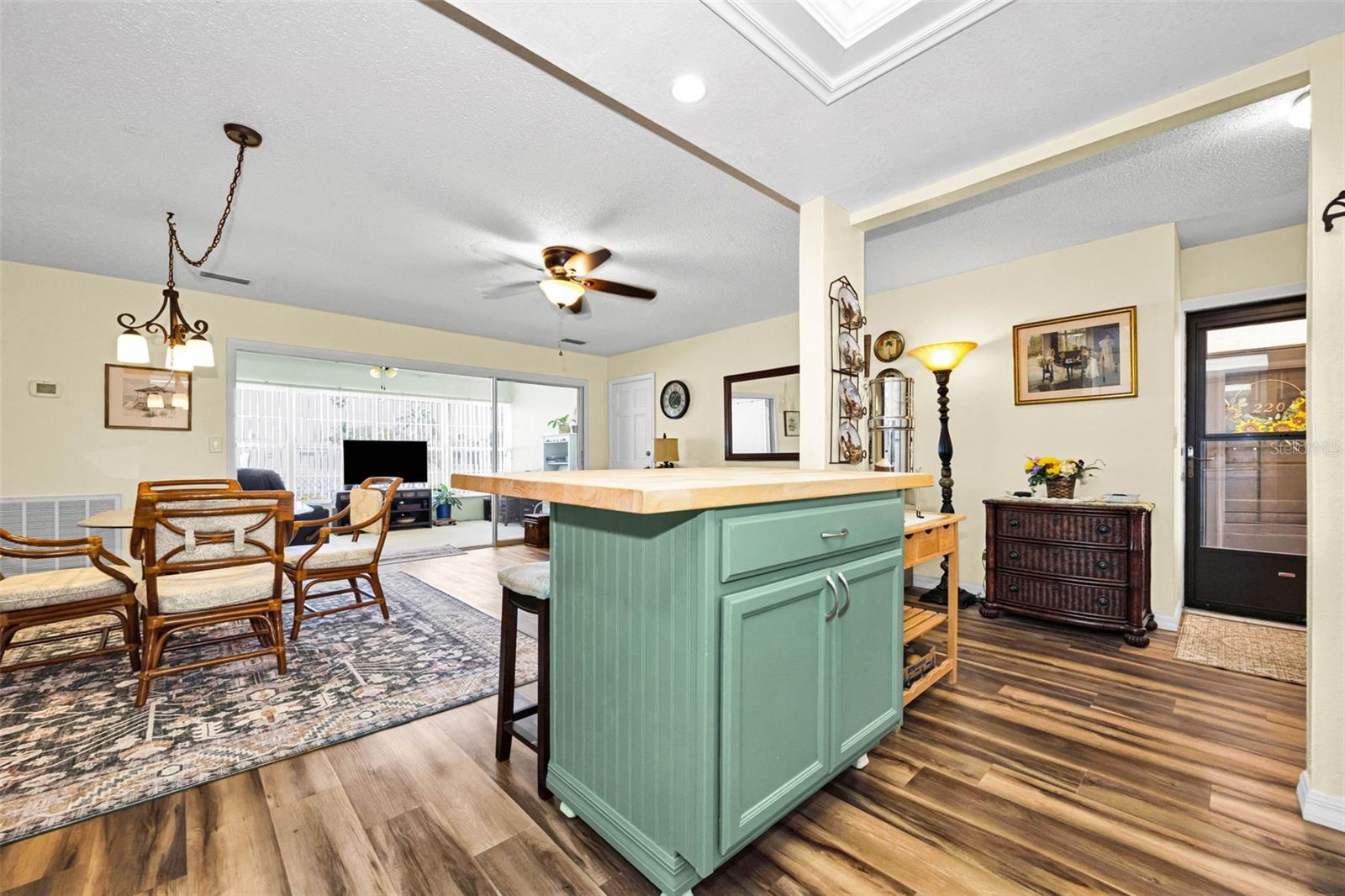 Image 6 of 44 For 219 Elmwood Circle 219