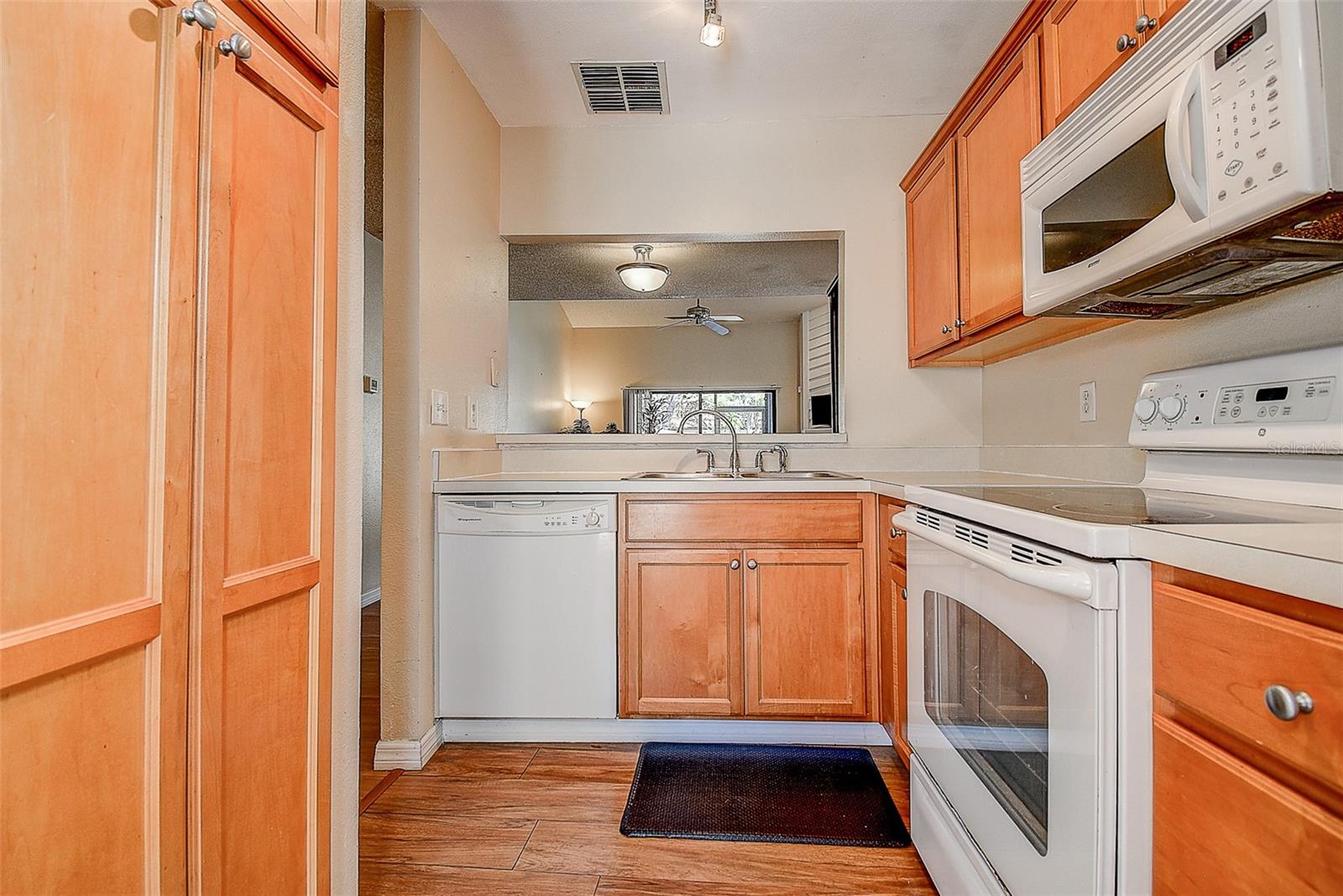 Image 11 of 47 For 215 Lighthouse Court 40215