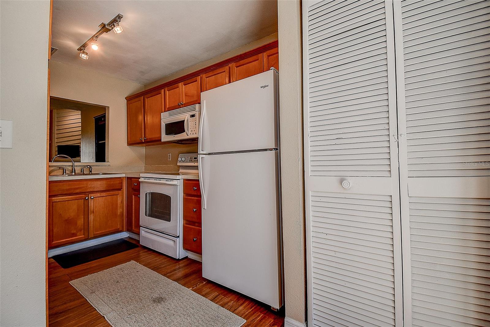 Image 9 of 47 For 215 Lighthouse Court 40215