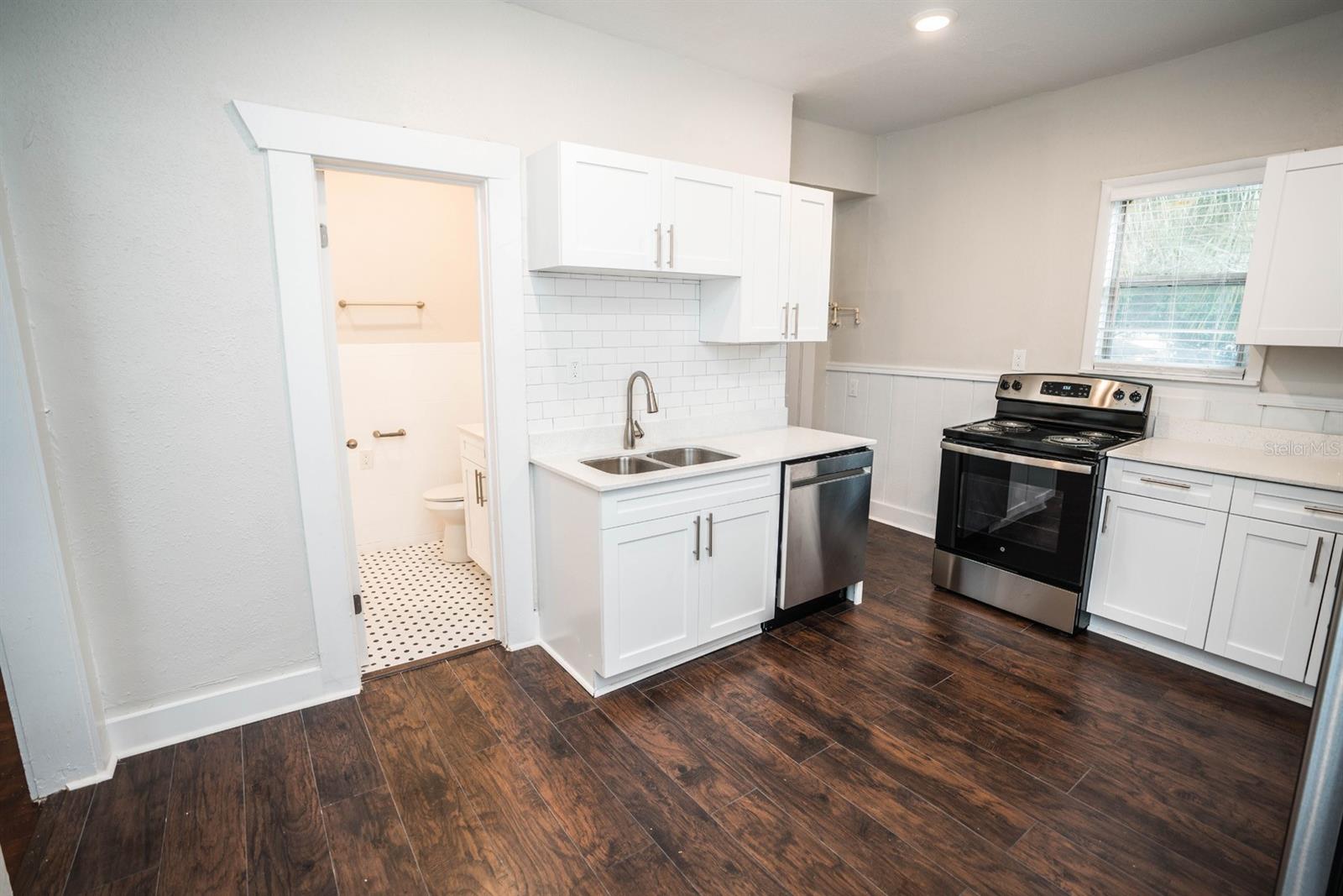 Image 13 of 30 For 409 Jean Street 4