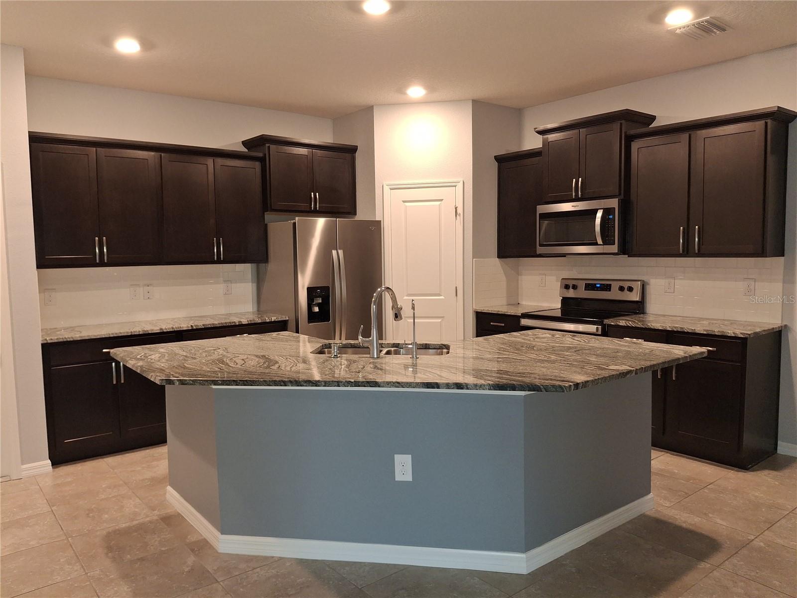 Image 12 of 39 For 7891 Stonebrook Circle